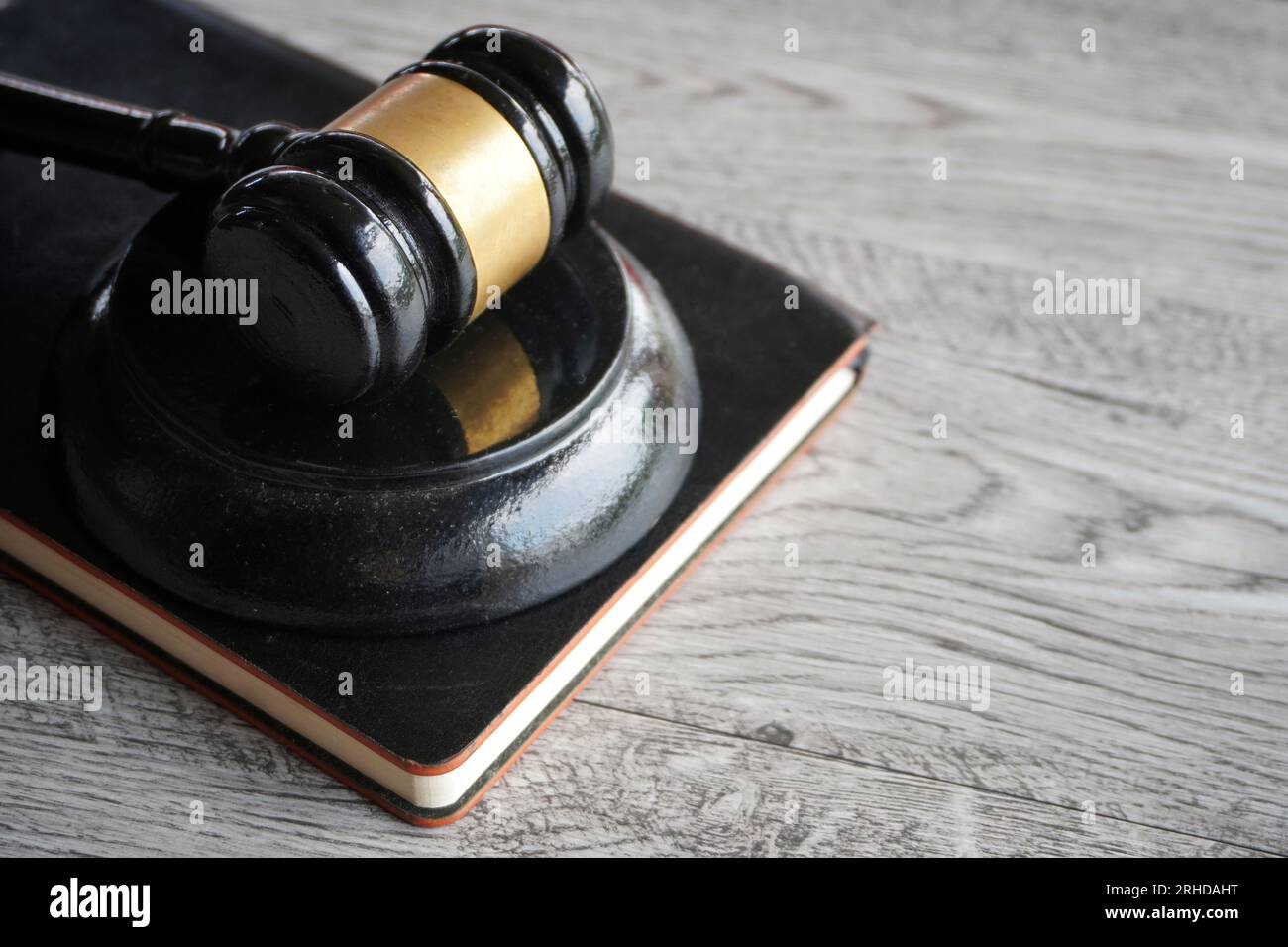 Nahaufnahme eines Richteravels und eines Buches auf einem Holztisch. Leerzeichen für Text kopieren Stockfoto