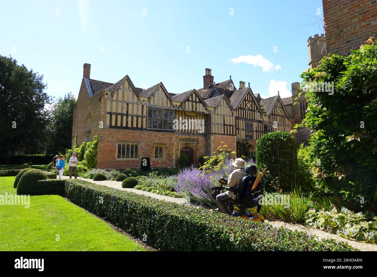 Mann auf einem Rollroller, der einen Tag in einer Anlage des National Trust genießt. Stockfoto