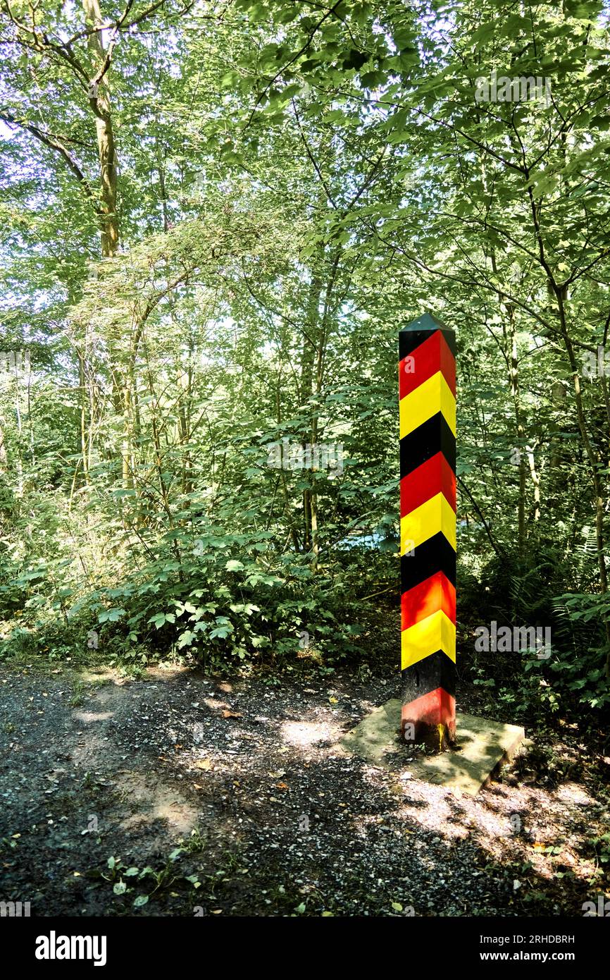 Grenzposten nach Deutschland in den Farben Schwarz, Rot und Gold auf einem Waldweg Stockfoto