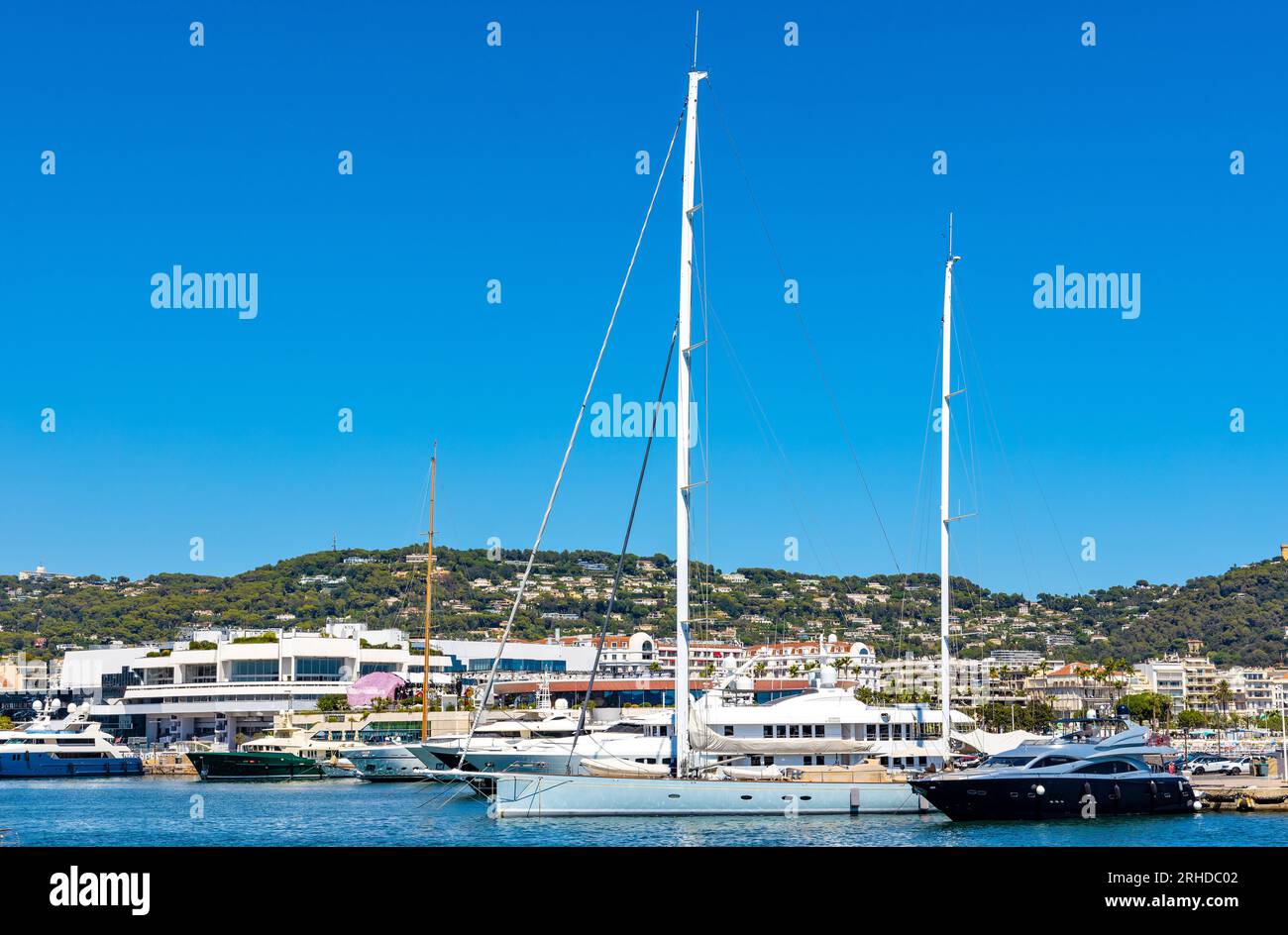 Cannes, Frankreich - 31. Juli 2022: Das Hafenpanorama im Stadtzentrum von Cannes mit historischer Altstadt, Stadtteil Ville und Yachthafen an der Mittelmeerküste Stockfoto