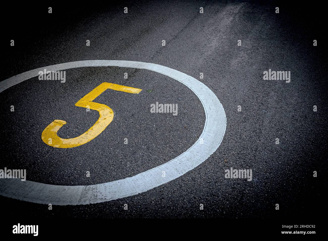 5 auf der Straße langsamer fahren Stockfoto