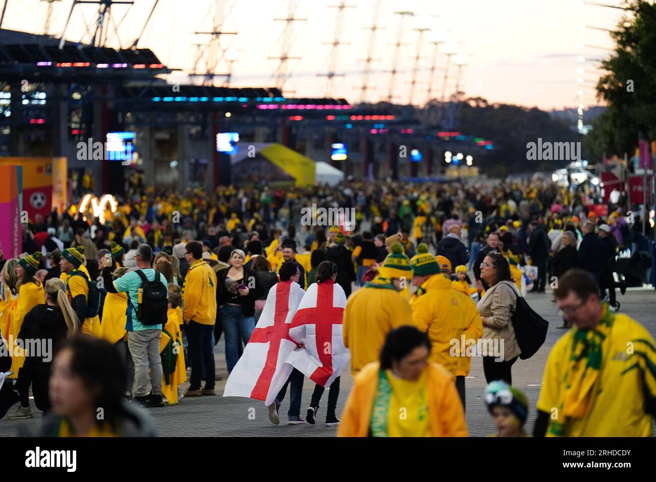 Fans kommen vor dem Halbfinalspiel der FIFA Women's World Cup im Stadium Australia, Sydney. Bilddatum: Mittwoch, 16. August 2023. Stockfoto