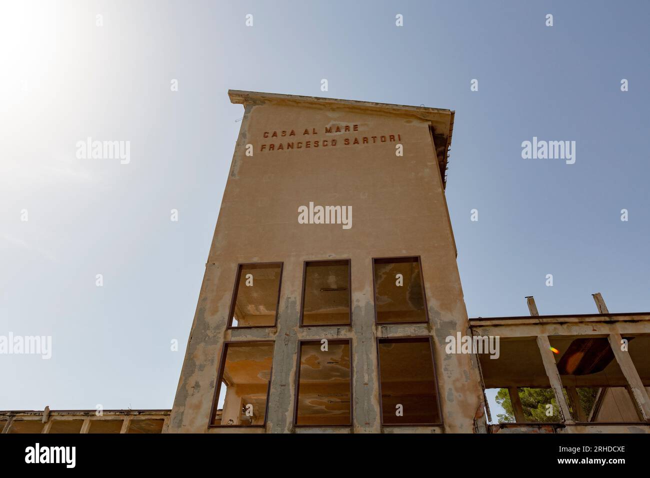 Die Ruinen der Casa Al Mare Francesco Sartori, ein Urlaubsort für die Familien der Arbeiter der nahe gelegenen Minen Montevecchio und Ingurtosu. Stockfoto