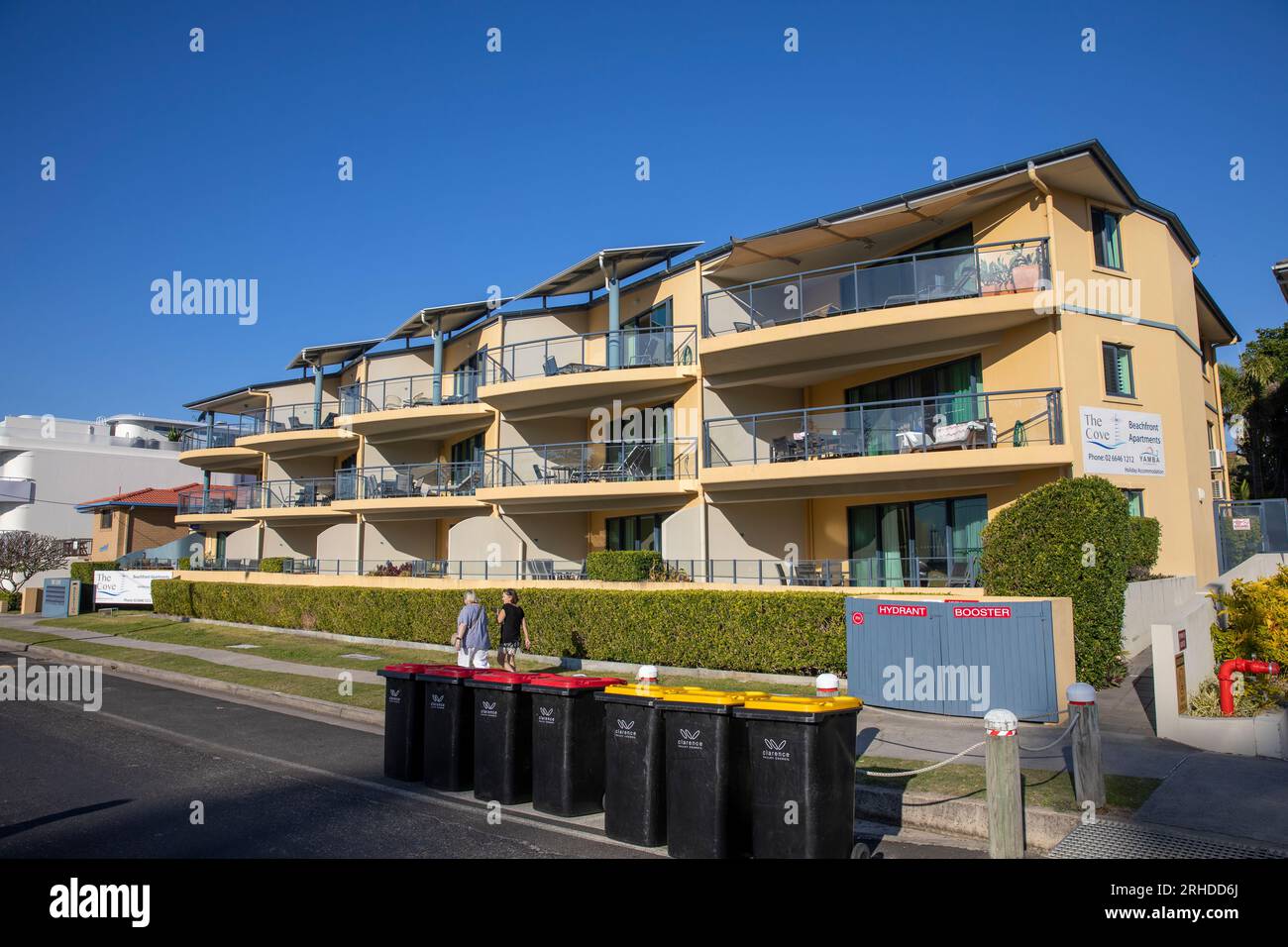 Yamba, Küstenstadt im Norden von New South Wales, und Wohnhaus in einer Ferienwohnung neben dem Hauptstrand, NSW, Australien Stockfoto