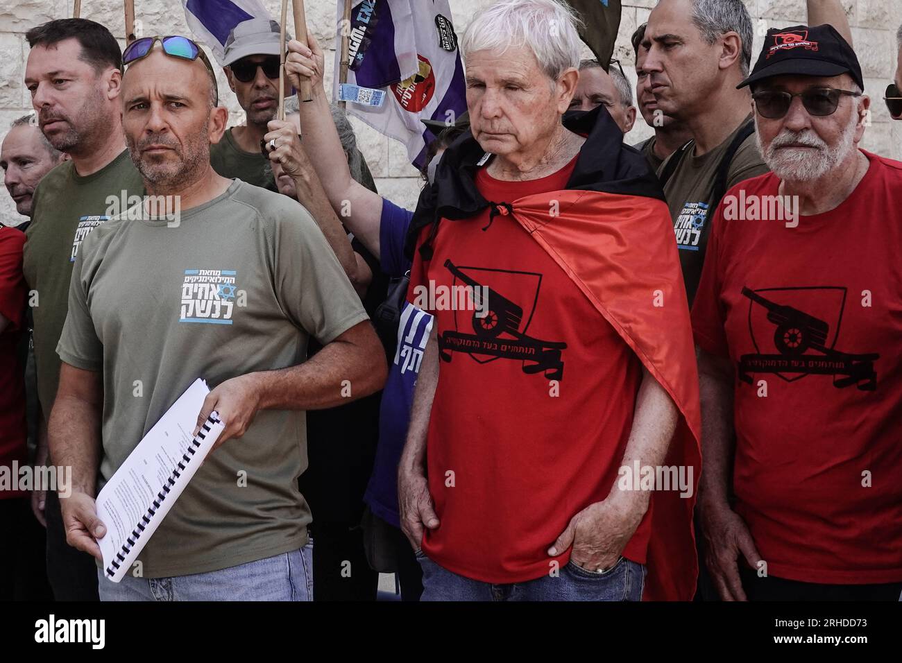 Jerusalem, Israel. 16. Aug. 2023. Die Protestbewegung „Brüder in Arms“ reicht beim High Court of Justice eine Petition ein, in der die Regierung die Durchsetzung des Gesetzes fordert und alle Wehrpflichtigen, einschließlich ultra-orthodoxer Haredi-Männer und -Frauen, rekrutiert. Netanjahus Haredi-Koalitionspartner fordern ein neues Gesetz, das Ultra Orthodox vom IDF-Entwurf ausnimmt. Netanjahu ist zwischen einem Stein und einem harten Ort gefangen, der nach richterlicher Immunität oder der Annullierung seines Korruptionsverfahrens sucht. Kredit: Nir Alon/Alamy Live News Stockfoto