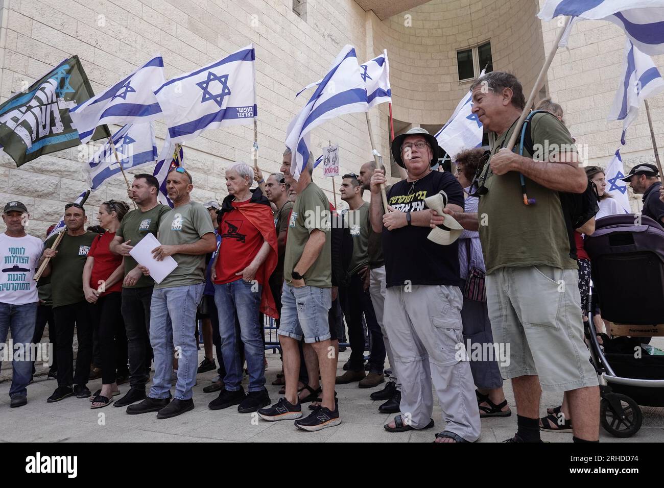 Jerusalem, Israel. 16. Aug. 2023. Die Protestbewegung „Brüder in Arms“ reicht beim High Court of Justice eine Petition ein, in der die Regierung die Durchsetzung des Gesetzes fordert und alle Wehrpflichtigen, einschließlich ultra-orthodoxer Haredi-Männer und -Frauen, rekrutiert. Netanjahus Haredi-Koalitionspartner fordern ein neues Gesetz, das Ultra Orthodox vom IDF-Entwurf ausnimmt. Netanjahu ist zwischen einem Stein und einem harten Ort gefangen, der nach richterlicher Immunität oder der Annullierung seines Korruptionsverfahrens sucht. Kredit: Nir Alon/Alamy Live News Stockfoto