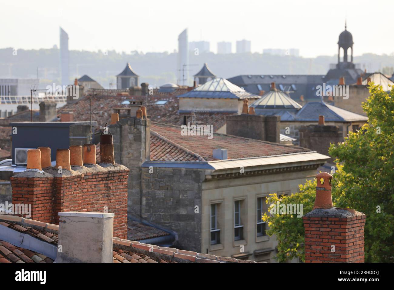 Cheminées sur les toits de Bordeaux, un Aspect méconnu de la ville et de son architecture. Bordeaux, Gironde, Frankreich, Europa Stockfoto