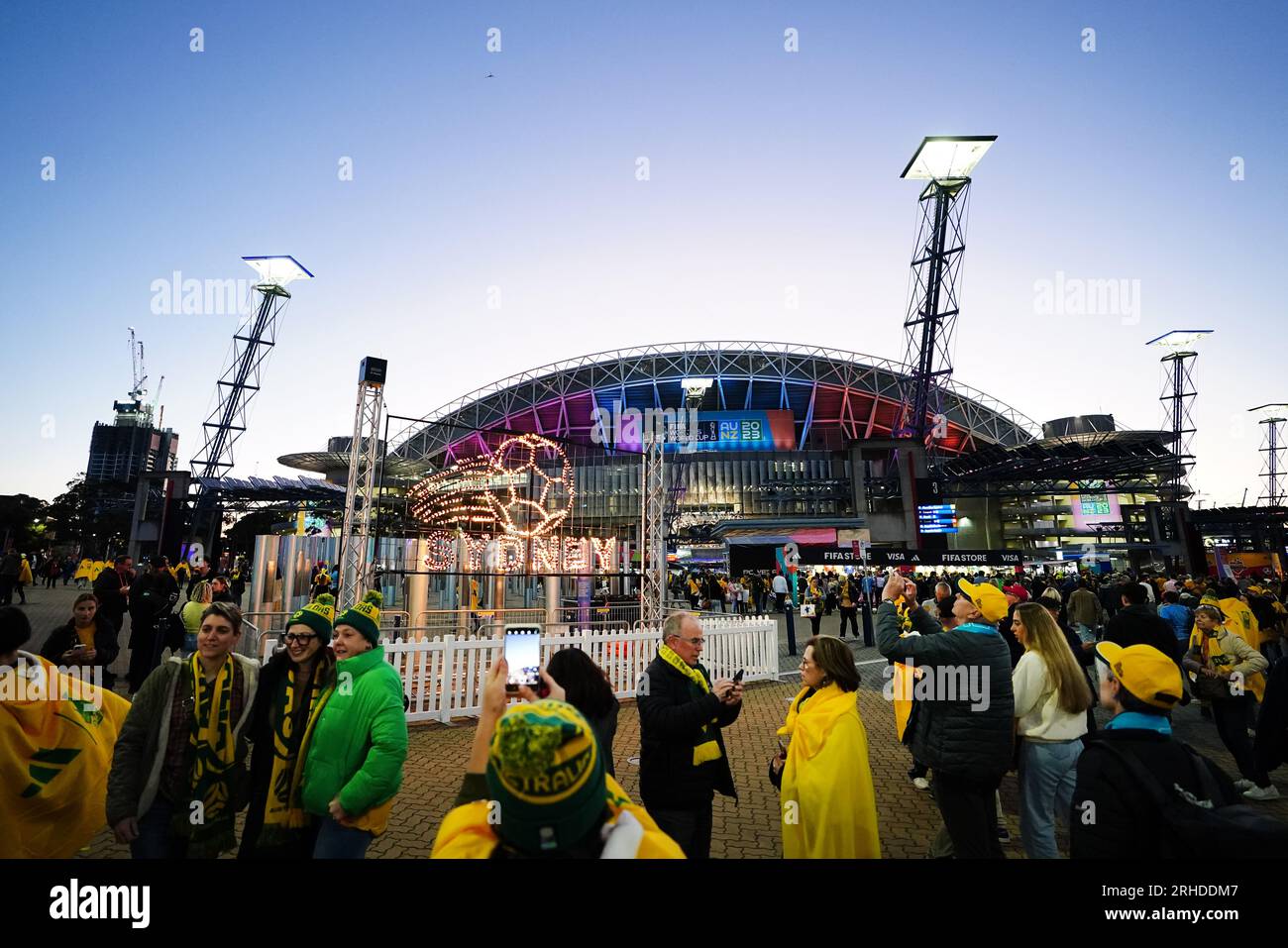 Fans kommen zum Halbfinalspiel der FIFA Women's World Cup im Stadium Australia, Sydney. Bilddatum: Mittwoch, 16. August 2023. Stockfoto
