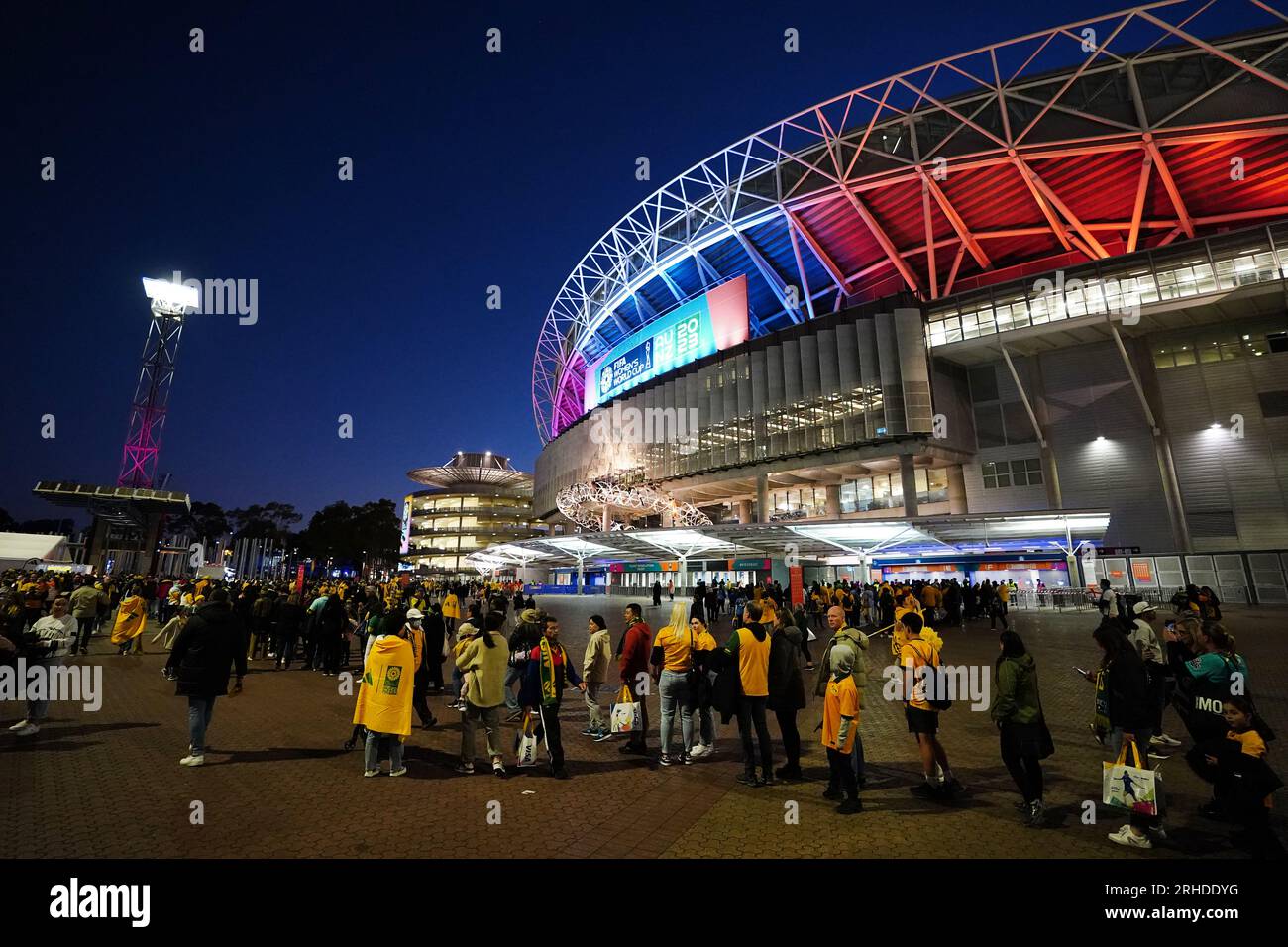 Die Fans warten vor dem Halbfinalspiel der FIFA Women's World Cup im Stadium Australia, Sydney, in der Schlange, um das Stadion zu betreten. Bilddatum: Mittwoch, 16. August 2023. Stockfoto