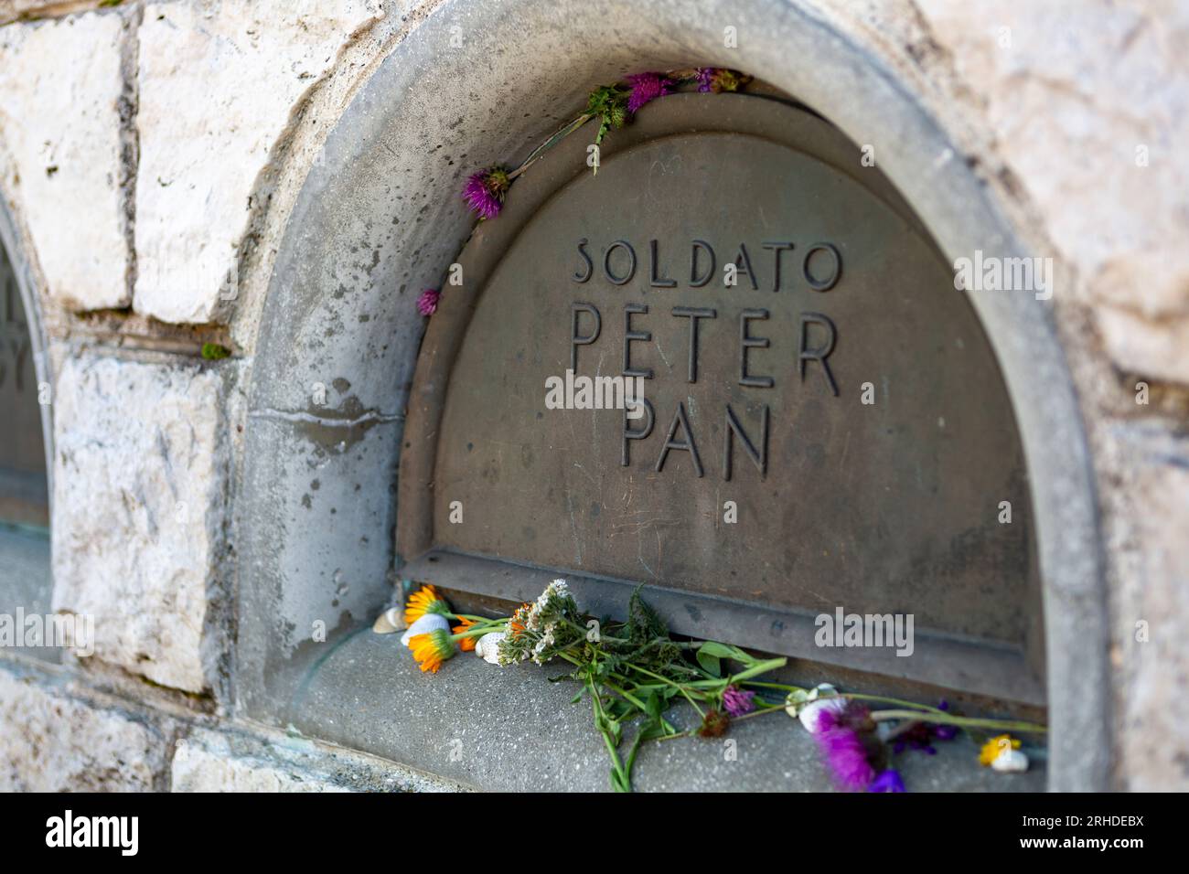 Peter Pan existierte wirklich. Er war ein ungarischer Soldat, der während des Ersten Weltkriegs auf dem Grappa starb und heute in der Gedenkstätte begraben ist. Stockfoto