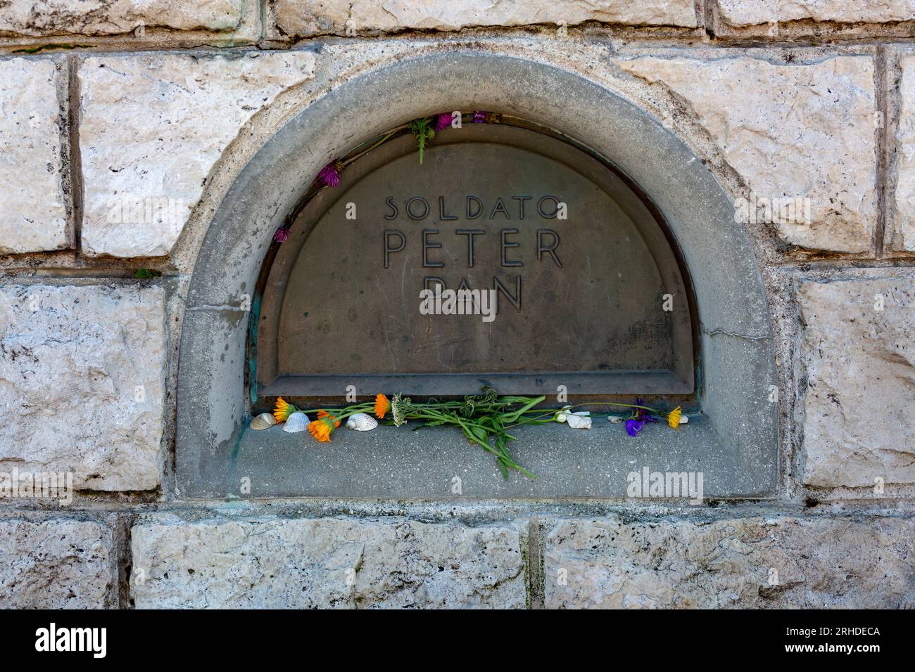 Peter Pan existierte wirklich. Er war ein ungarischer Soldat, der während des Ersten Weltkriegs auf dem Grappa starb und heute in der Gedenkstätte begraben ist. Stockfoto