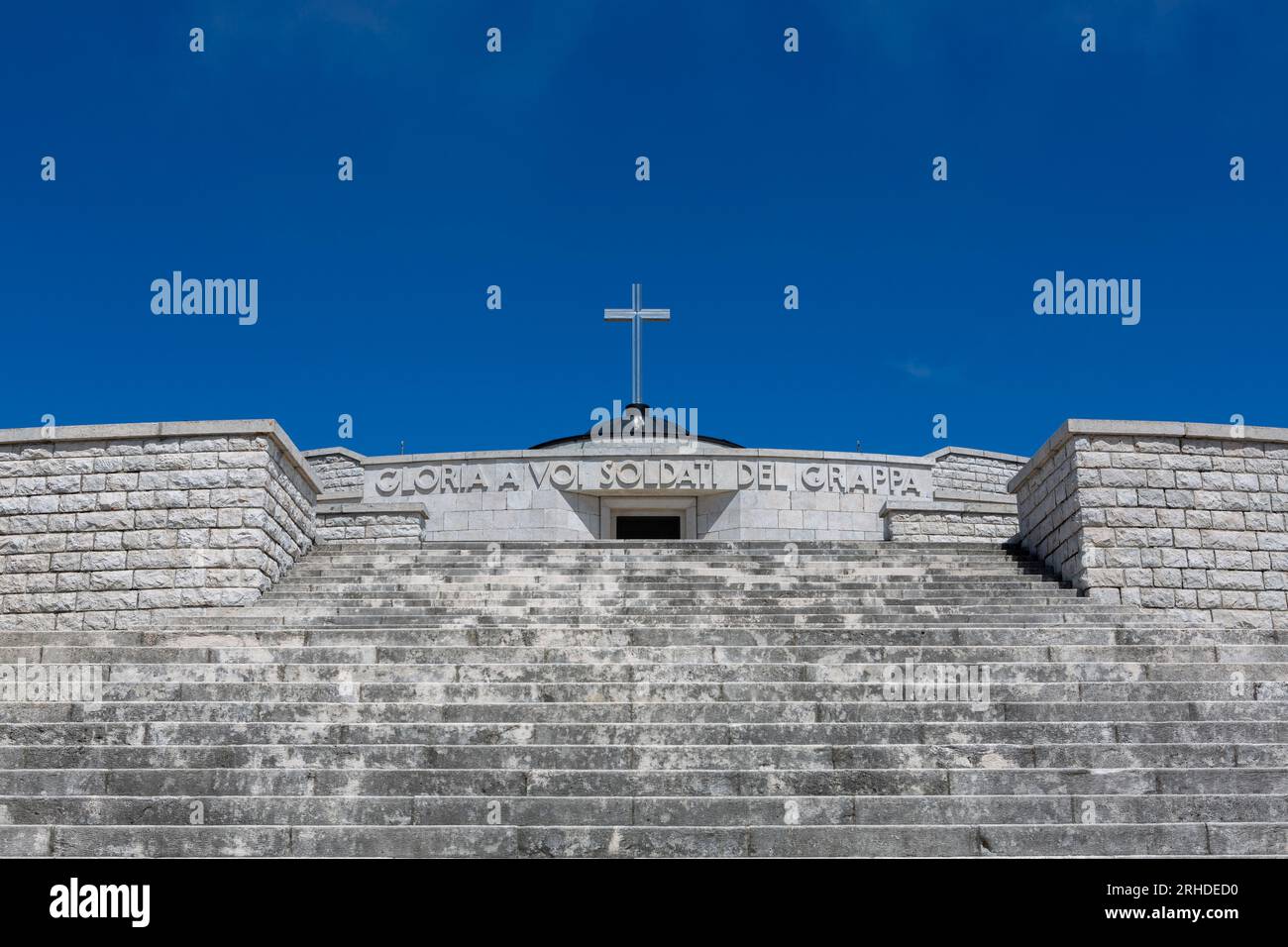 Das Militärdenkmal von Monte Grappa ist das größte italienische Militärossuar des Ersten Weltkriegs. Stockfoto