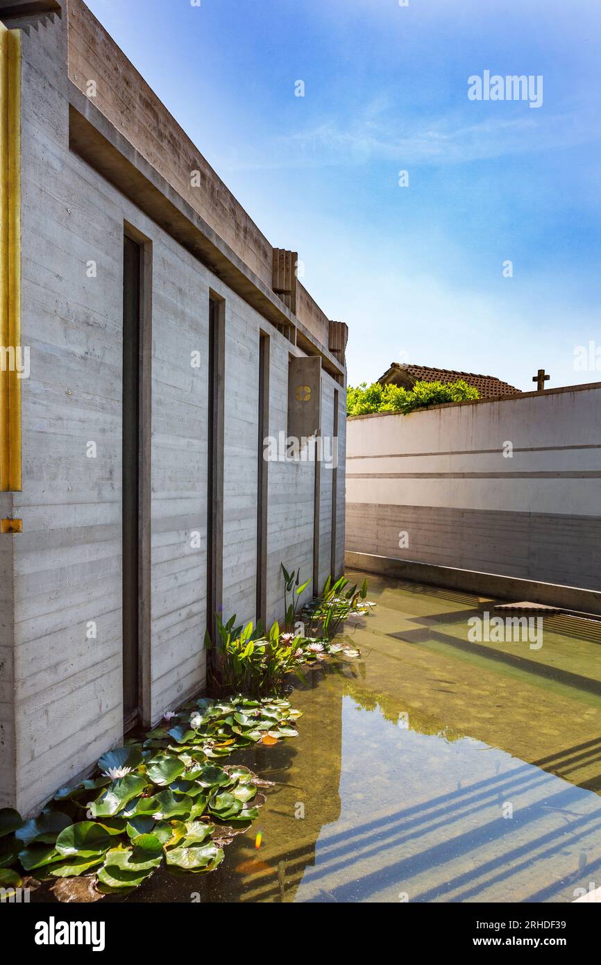 Die Kapelle ist ein offener Raum, der zeigt, dass tragende Wände und Balken nicht mehr notwendig sind. Stockfoto