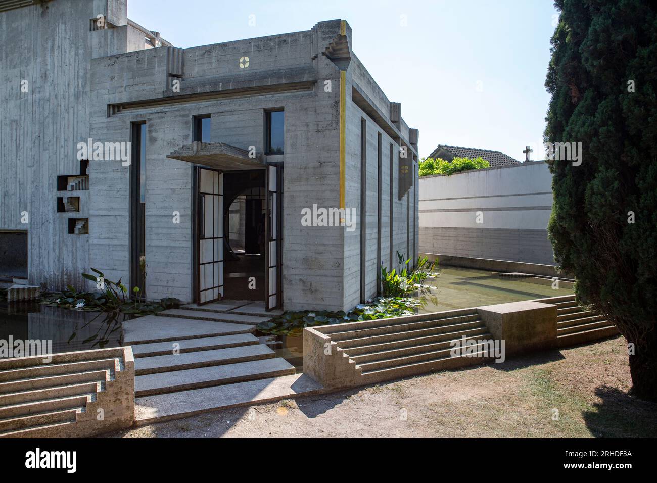 Die Kapelle ist ein offener Raum, der zeigt, dass tragende Wände und Balken nicht mehr notwendig sind. Stockfoto