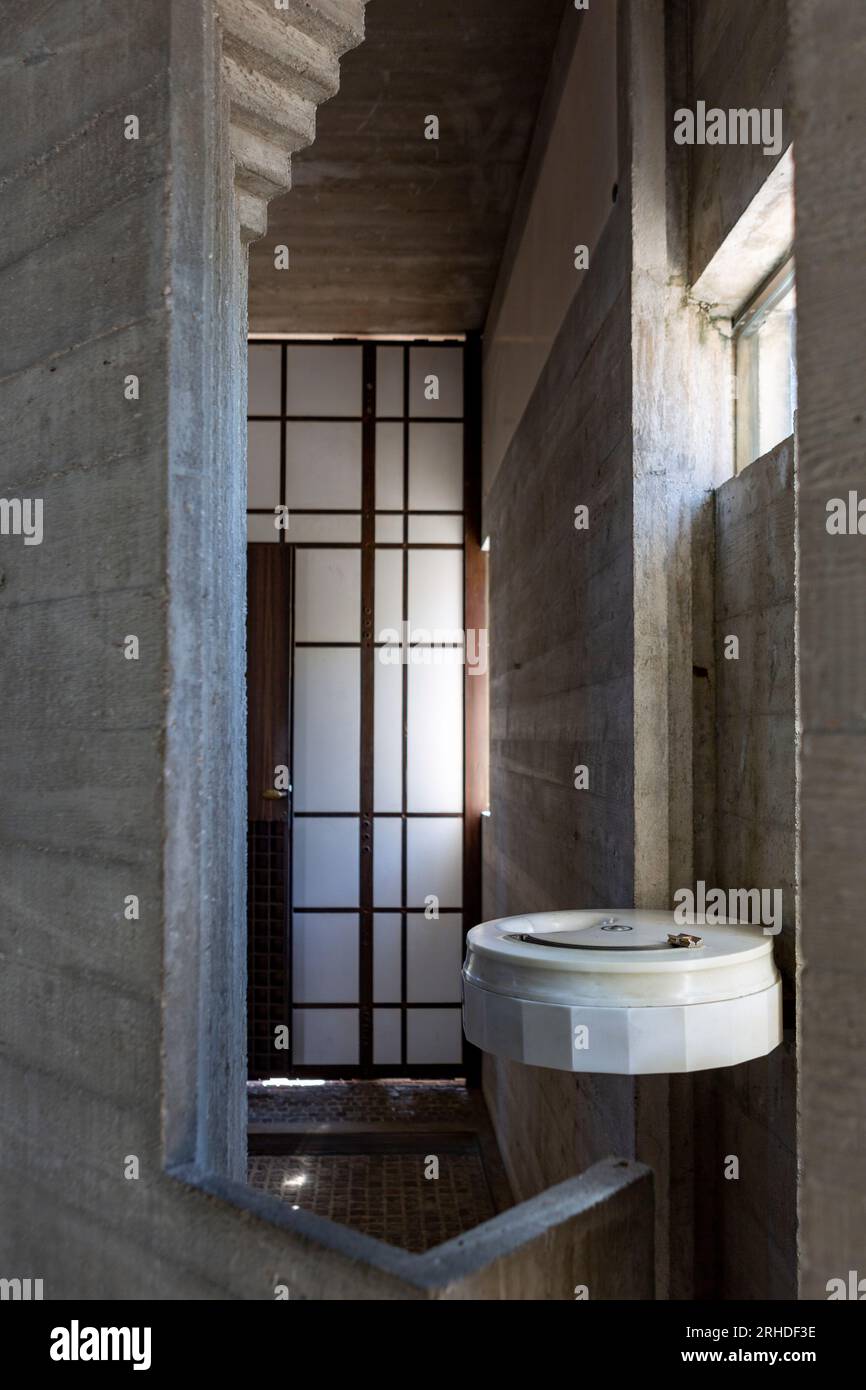 Die Kapelle ist ein offener Raum, der zeigt, dass tragende Wände und Balken nicht mehr notwendig sind. Stockfoto