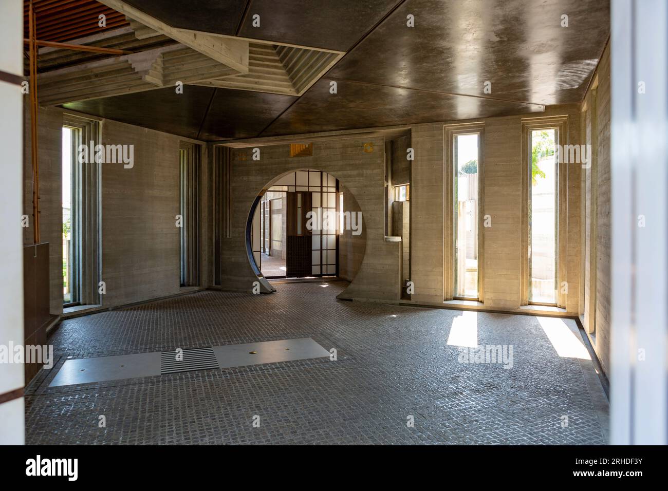 Die Kapelle ist ein offener Raum, der zeigt, dass tragende Wände und Balken nicht mehr notwendig sind. Stockfoto