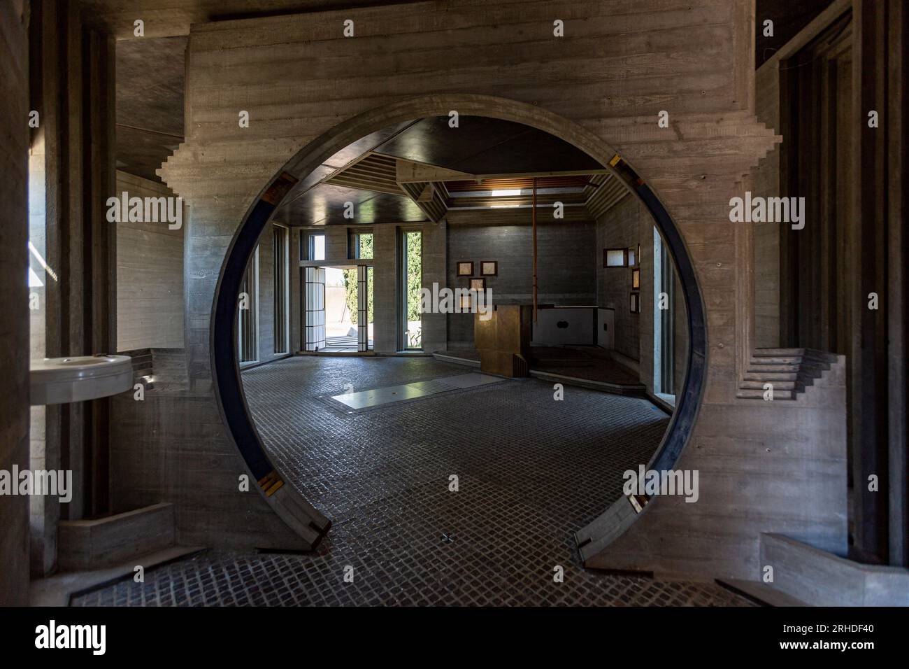 Die Kapelle ist ein offener Raum, der zeigt, dass tragende Wände und Balken nicht mehr notwendig sind. Stockfoto