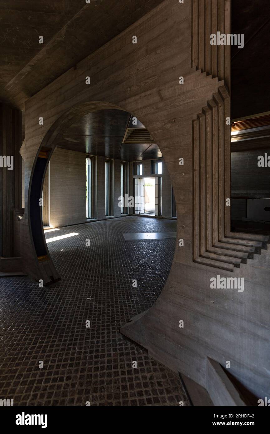 Die Kapelle ist ein offener Raum, der zeigt, dass tragende Wände und Balken nicht mehr notwendig sind. Stockfoto