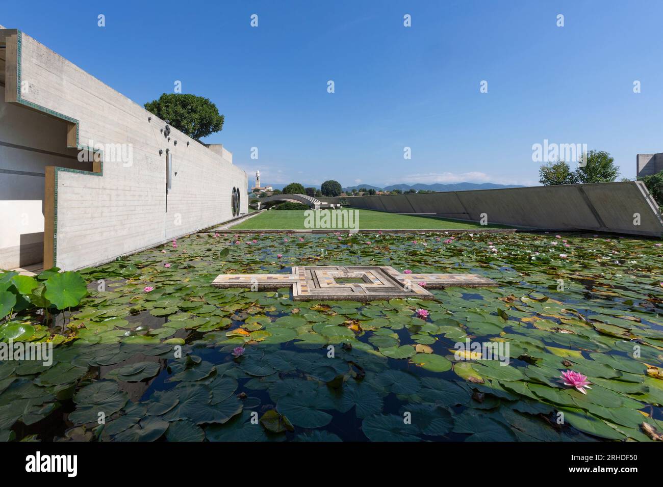 Der Meditationspavillon, umgeben von Pools mit Pflanzen und Seerosen, erinnert an japanische Architektur, Kunst und Zen-Atmosphäre Stockfoto