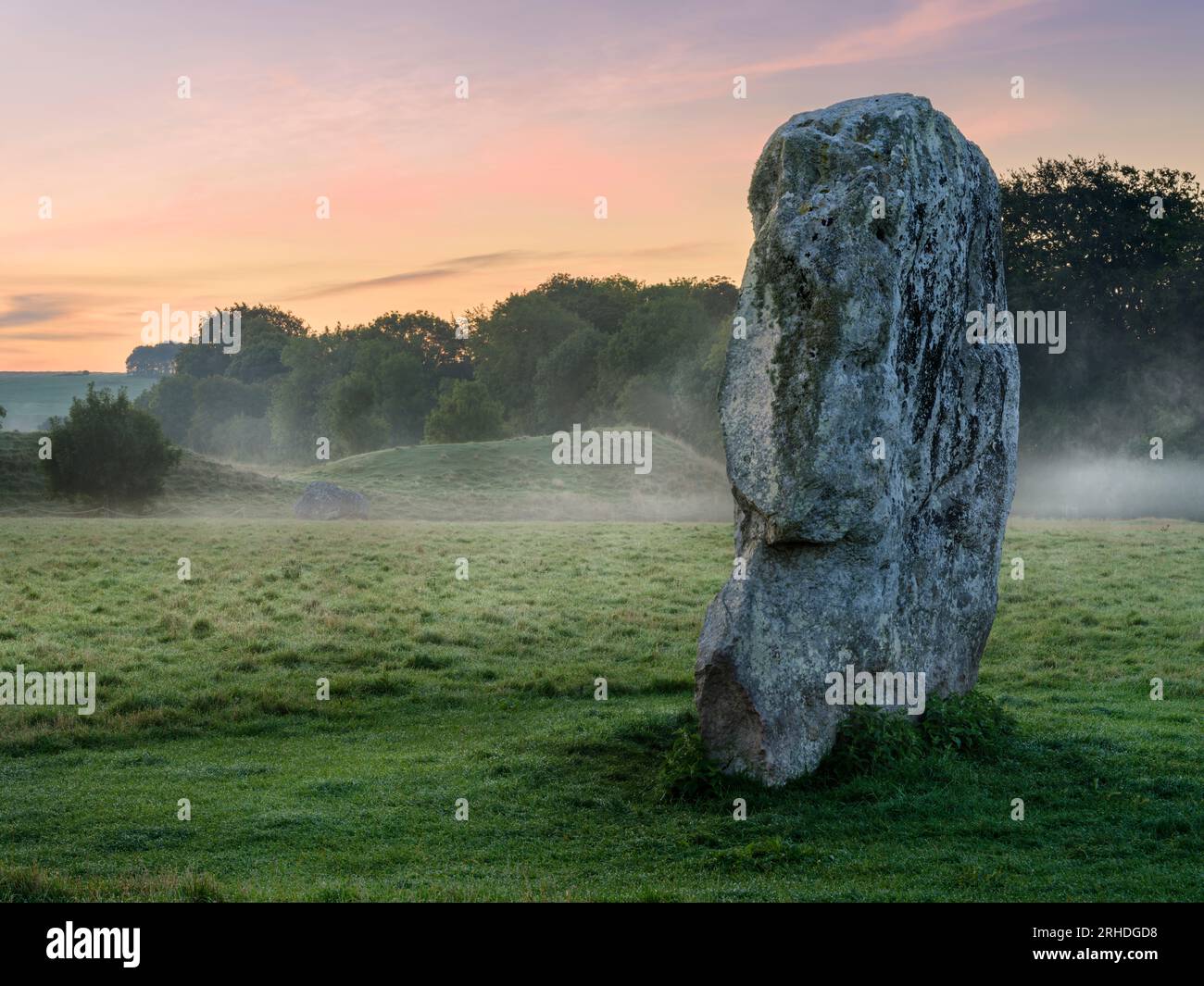 Mittwoch, 16. August 2023 - Flecken von driftendem Nebel auf einer sanften Brise bei Sonnenaufgang, inmitten des uralten megalithischen Steinkreises in Avebury, Wiltshire. Kredit: Terry Mathews/Alamy Live News Stockfoto