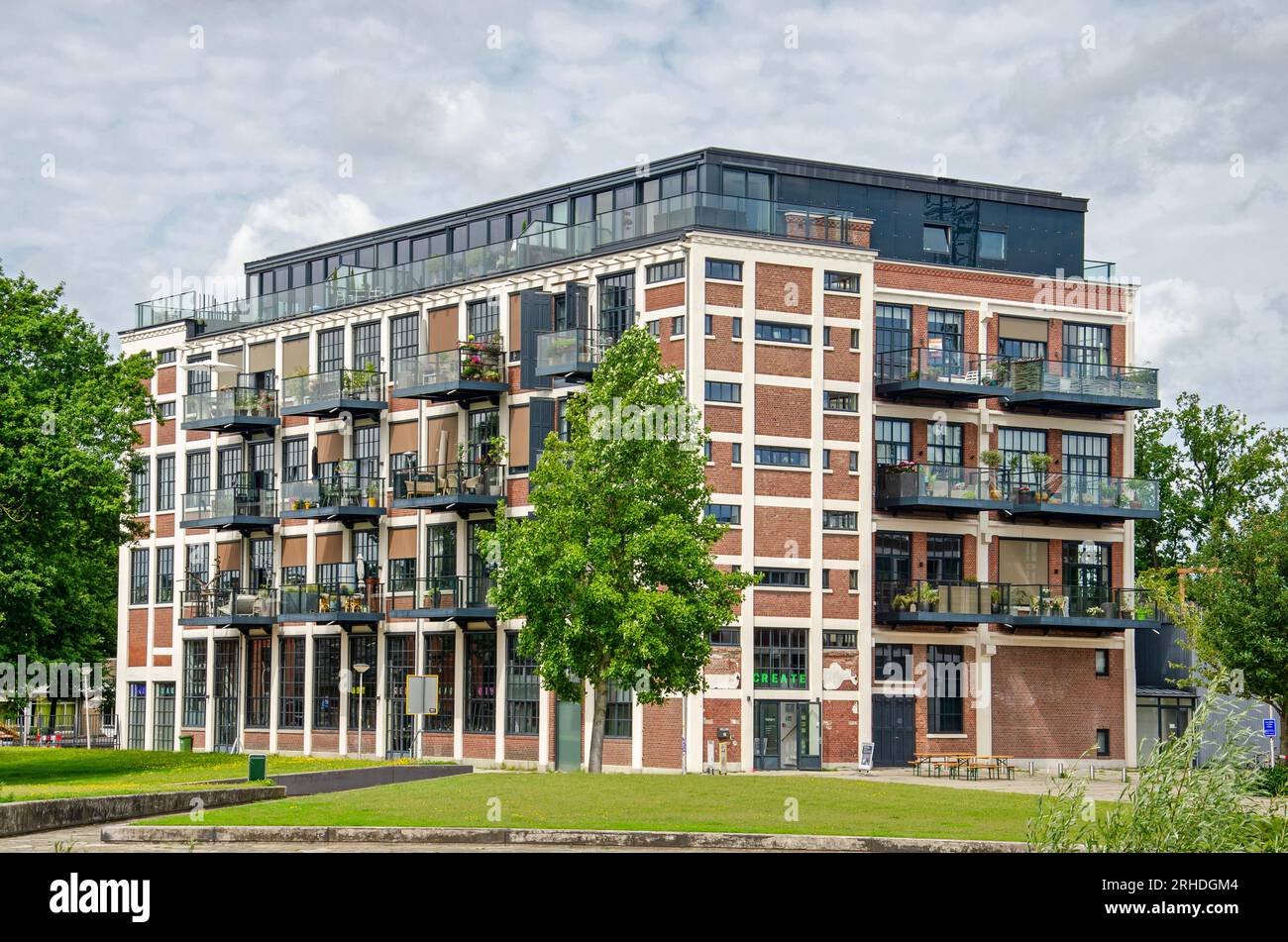 Enschede, Niederlande, 9. August 2023: Alte Textilfabrik in Roombeek, umgebaut in Schule und Ausstellungsraum mit Wohnungen Stockfoto