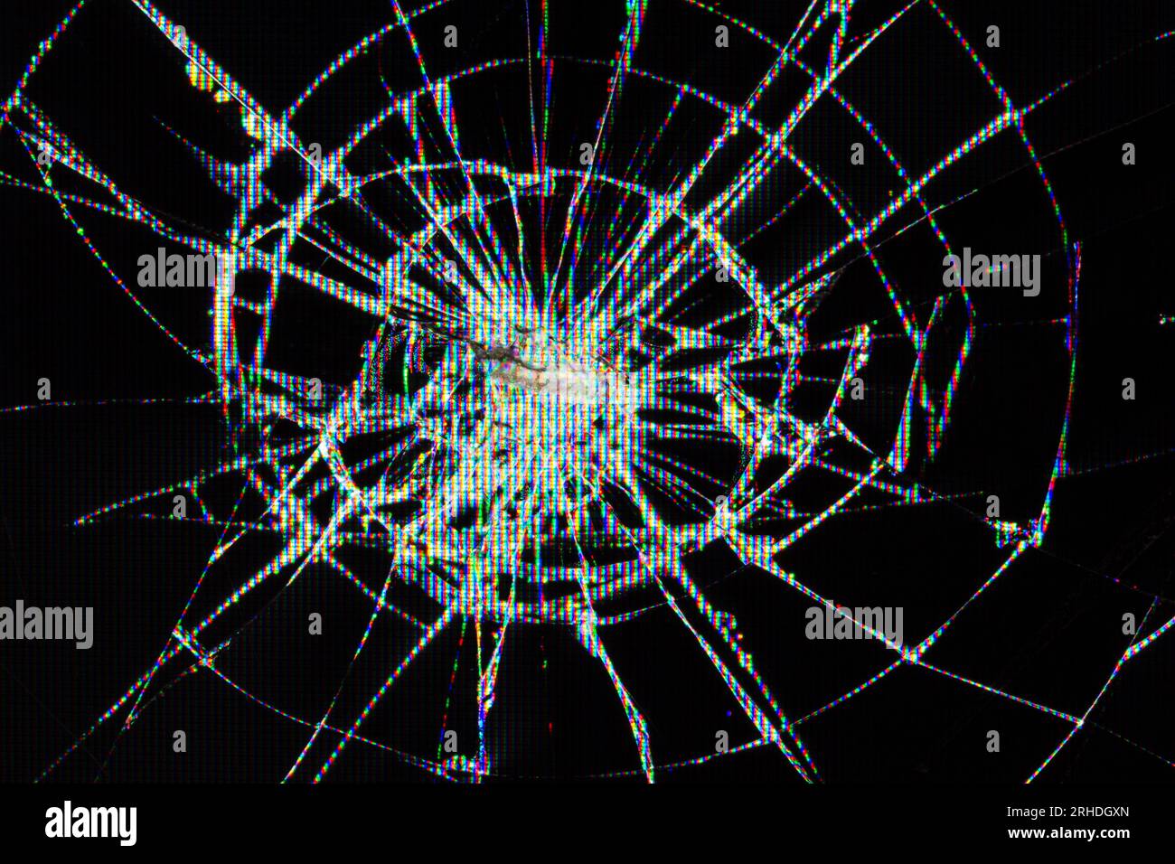 Spuren von Stößen und Rissen auf einem defekten LCD-Bildschirm, Computerbildschirm oder Fernsehbildschirm Stockfoto