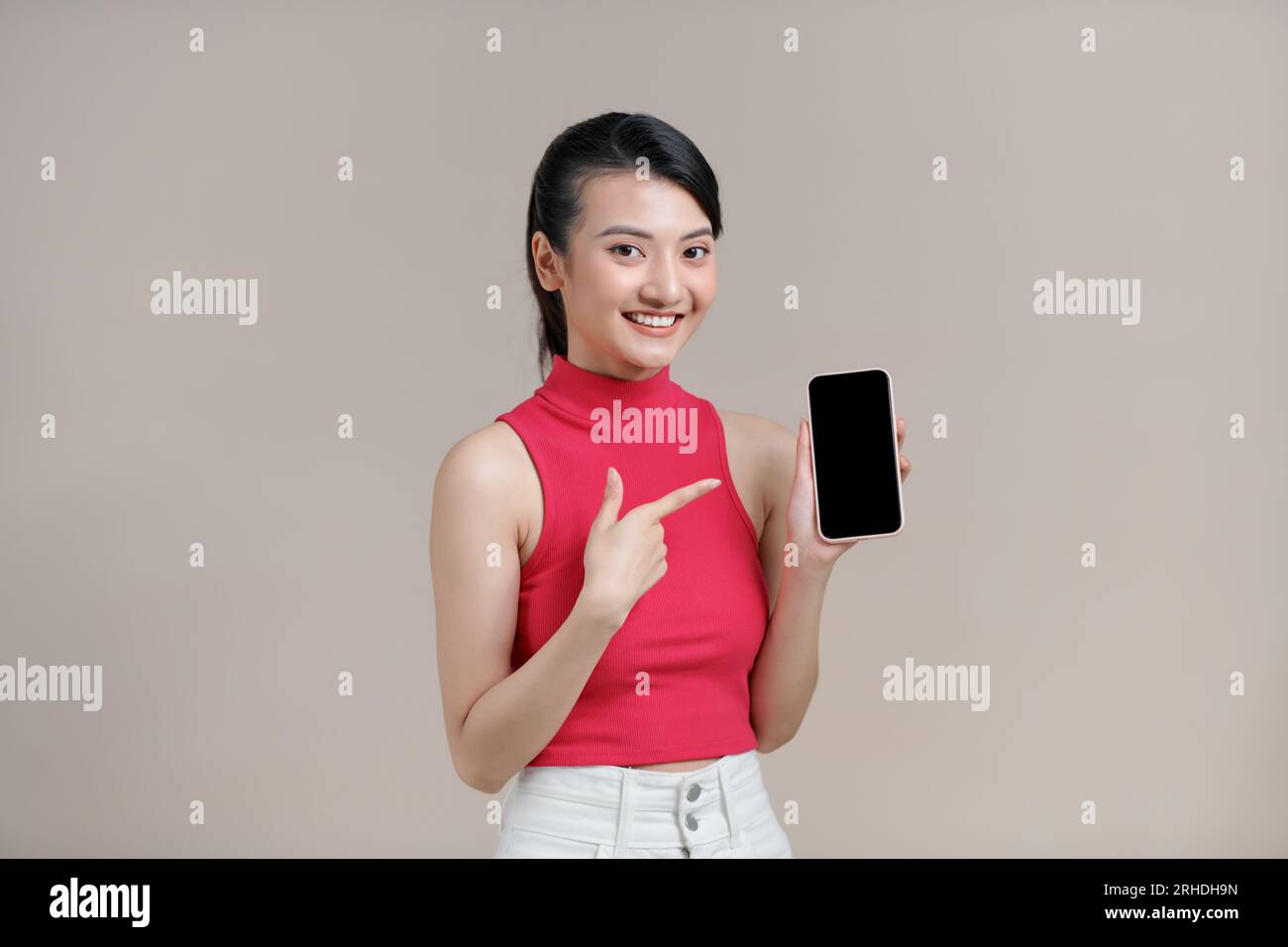 Ziemlich Millennials-Asiatin-Textnachrichten per Handy oder Smartphone mit drahtloser Verbindung Stockfoto