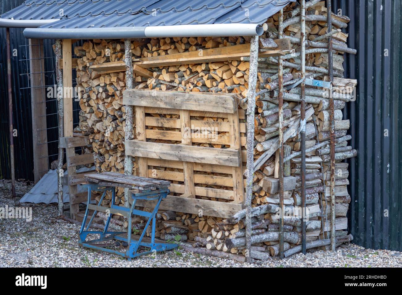 Überdachtes Brennholzlager in der Scheune Stockfoto