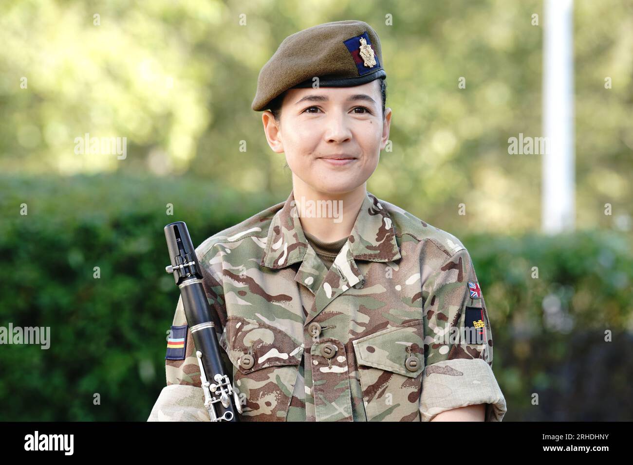 Musiker Hazel Whittall spricht mit den Medien in Wellington Barracks, London, bevor die Welsh Guards Band im Buckingham Palace „Sweet Caroline“ und „Waltzing Matilda“ aufführt, bevor das Halbfinale der FIFA Women's World Cup zwischen Australien und England stattfindet. Bilddatum: Mittwoch, 16. August 2023. Stockfoto