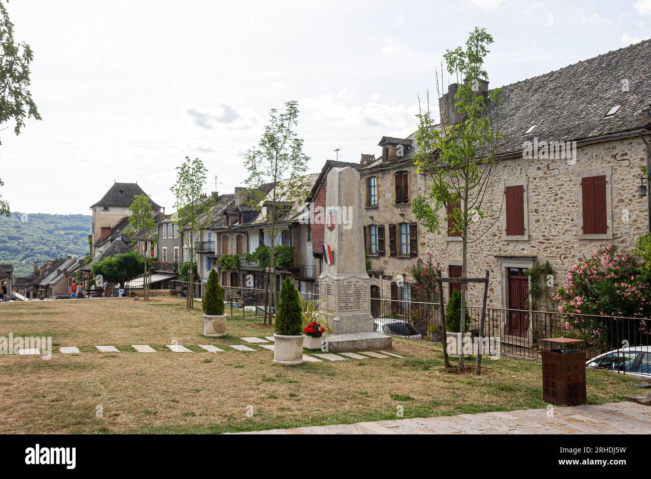 Najac, Frankreich. Denkmal für die Gefallenen in Najac, wunderschönes Dorf im Aveyron Department mit mittelalterlichen historischen Gebäuden und Architektur Stockfoto