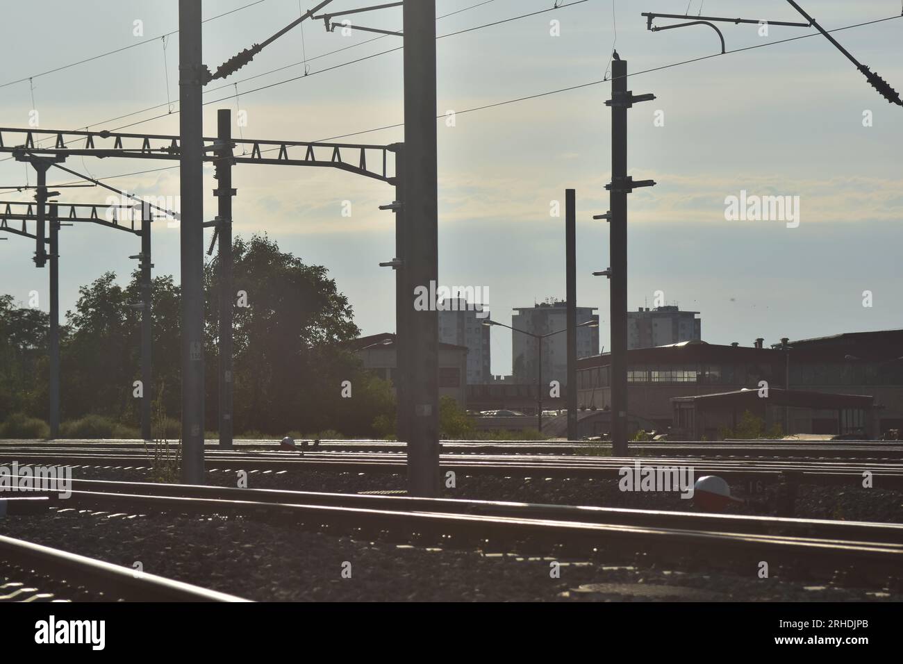 Eisenbahnschienen von Novi Sad, Serbien Bahnhof bei Sonnenuntergang Stockfoto