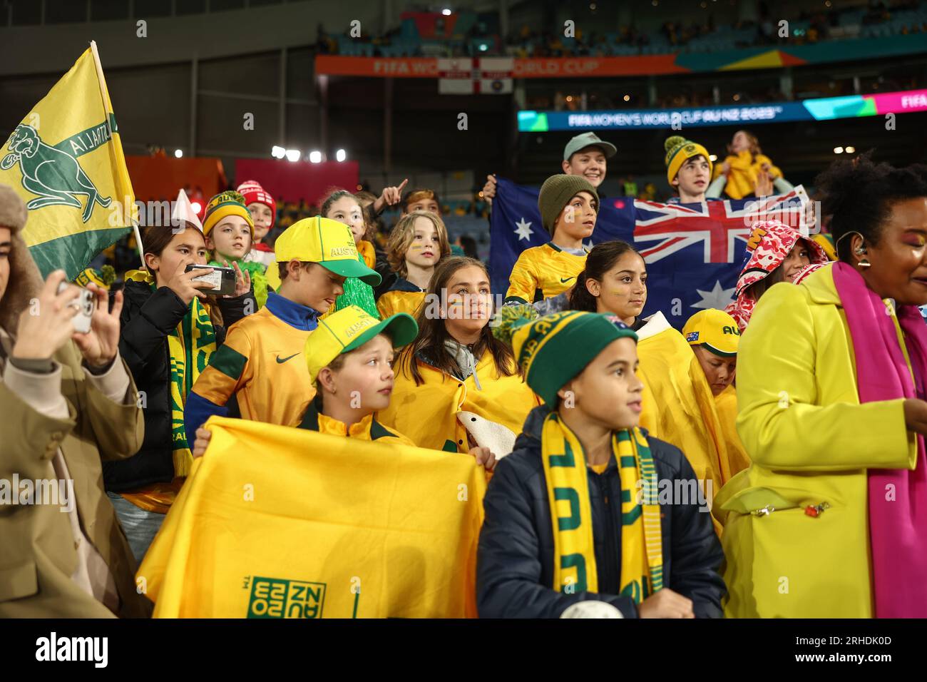 Fans erscheinen mit Flaggen während des Halbfinalspiels der FIFA Women's World Cup 2023 Australia Women vs England Women im Stadium Australia, Sydney, Australien, 16. August 2023 (Foto: Patrick Hoelscher/News Images) Stockfoto