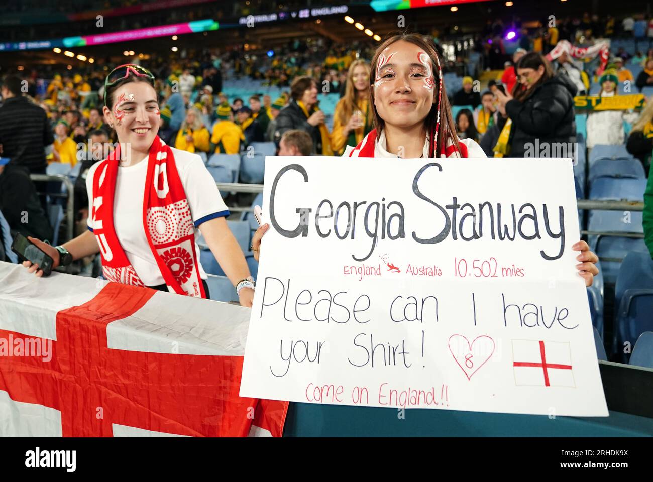 Englische Fans vor dem Halbfinalspiel der FIFA Women's World Cup im Stadium Australia, Sydney. Bilddatum: Mittwoch, 16. August 2023. Stockfoto