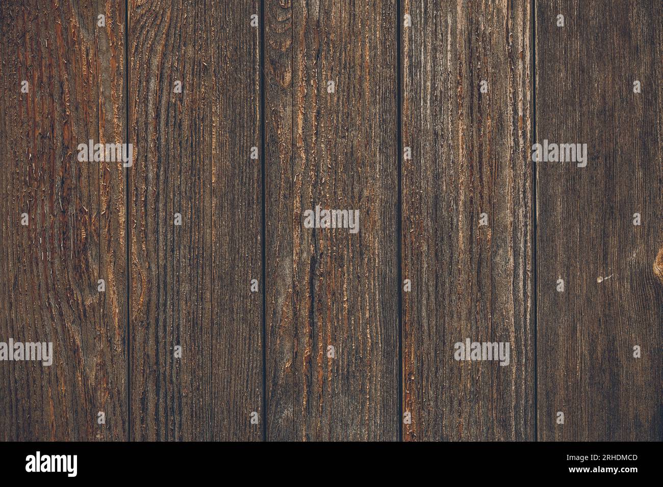 Dunkler Holzhintergrund, Textur aus braunem Holzbrett, Grunge Tapete. Alter Holzfußboden, rustikale Holzwand. Vintage-Leisten, vertikales Muster, naturfarben Stockfoto