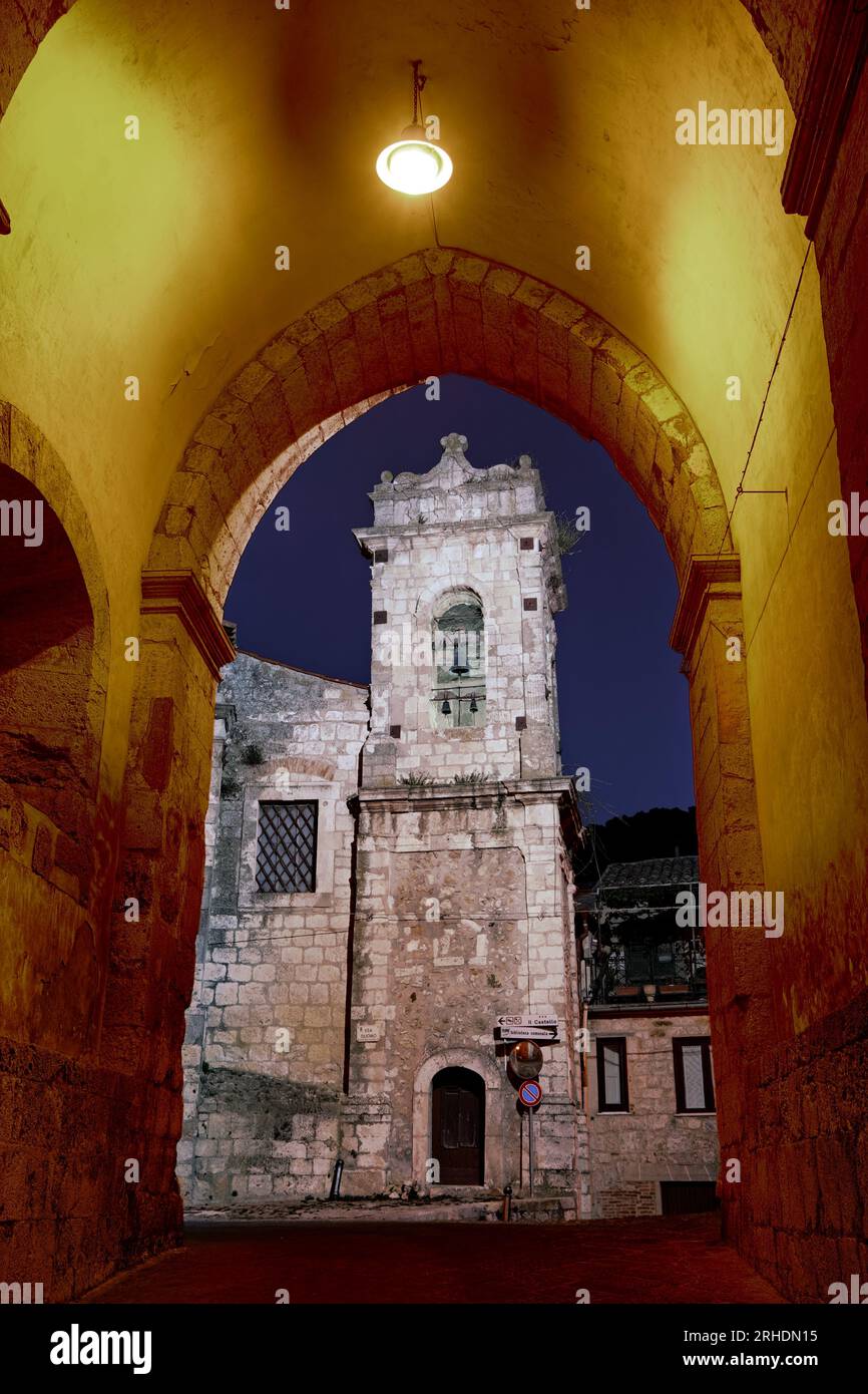 Glockenturm der Kirche „Monte di Pietà“ in Petralia Sottana bei Nacht, Sizilien, Italien Stockfoto