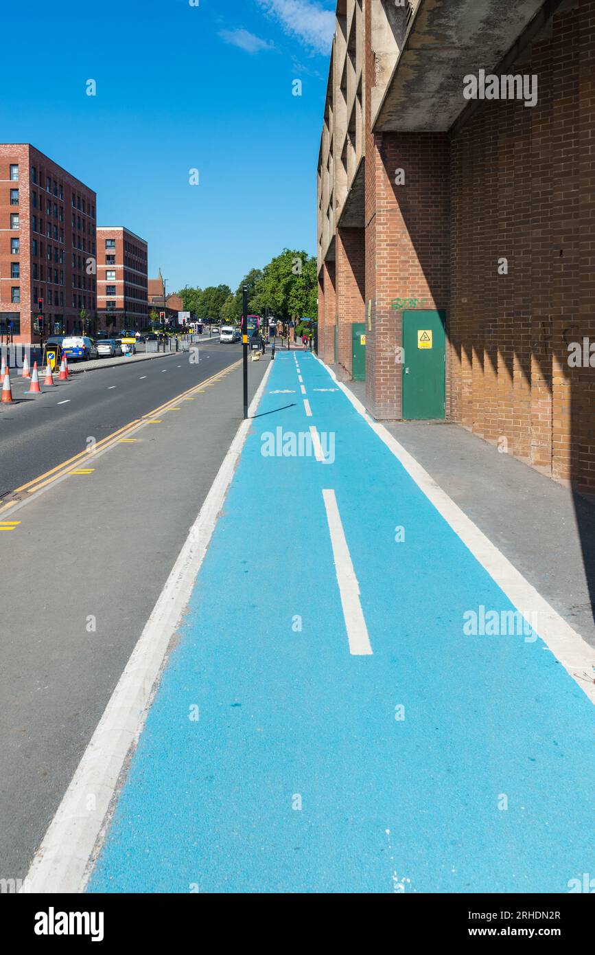 Leuchtend blaue Radwege an der Dudley Road in Ladywood, Birmingham Stockfoto