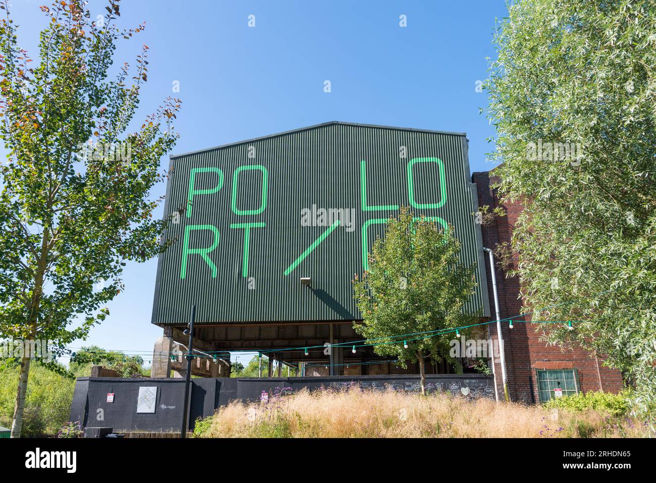Port Loop ist ein 43 Hektar großes Gebäude am Kanal nahe dem Stadtzentrum von Birmingham, das auf alten Industrieflächen erbaut wurde. Stockfoto