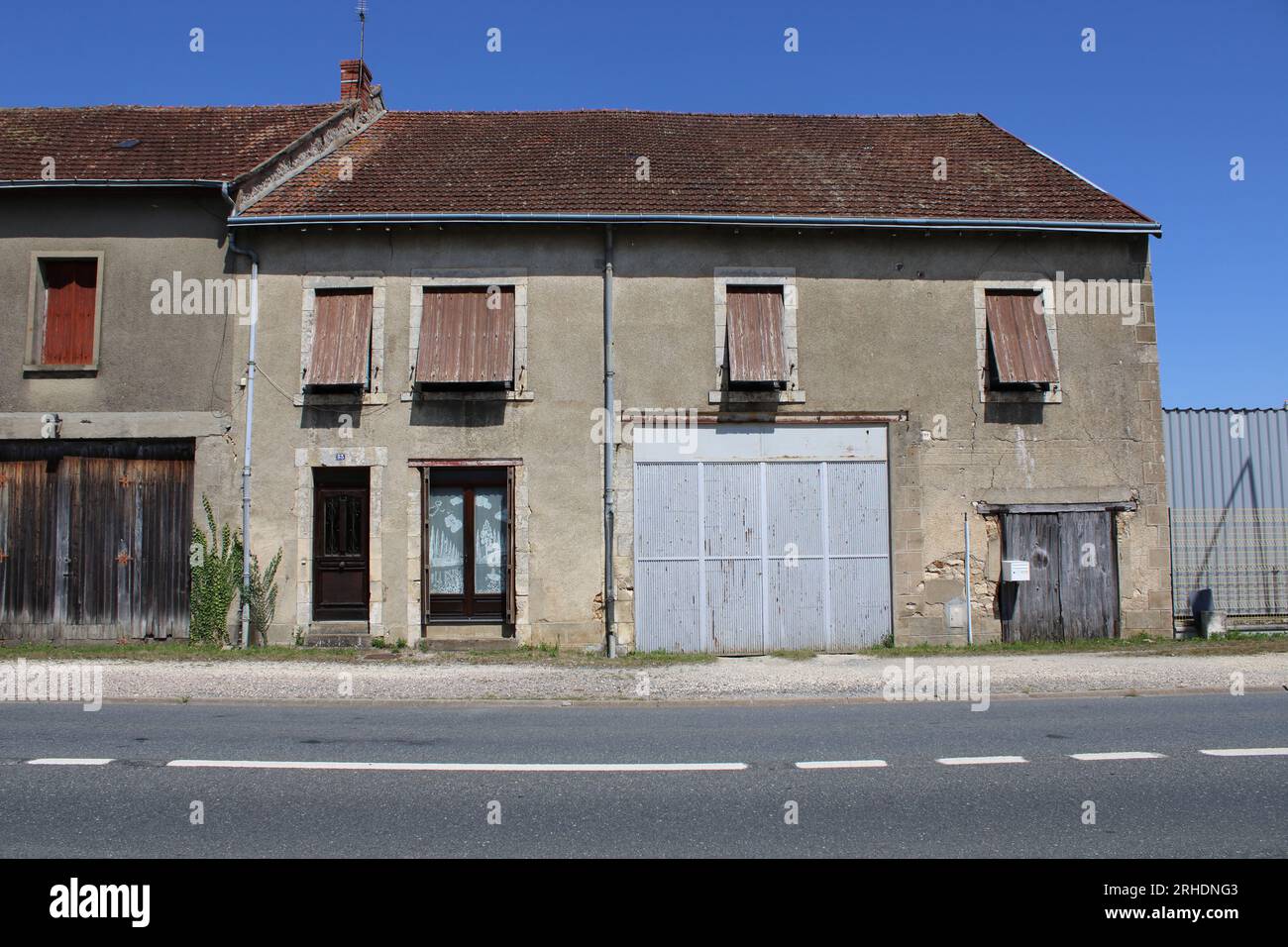 Blick auf ein altes traditionelles Landhaus und angrenzende Scheune hier in Ardentes, einer Stadt in Mittelfrankreich. Stockfoto