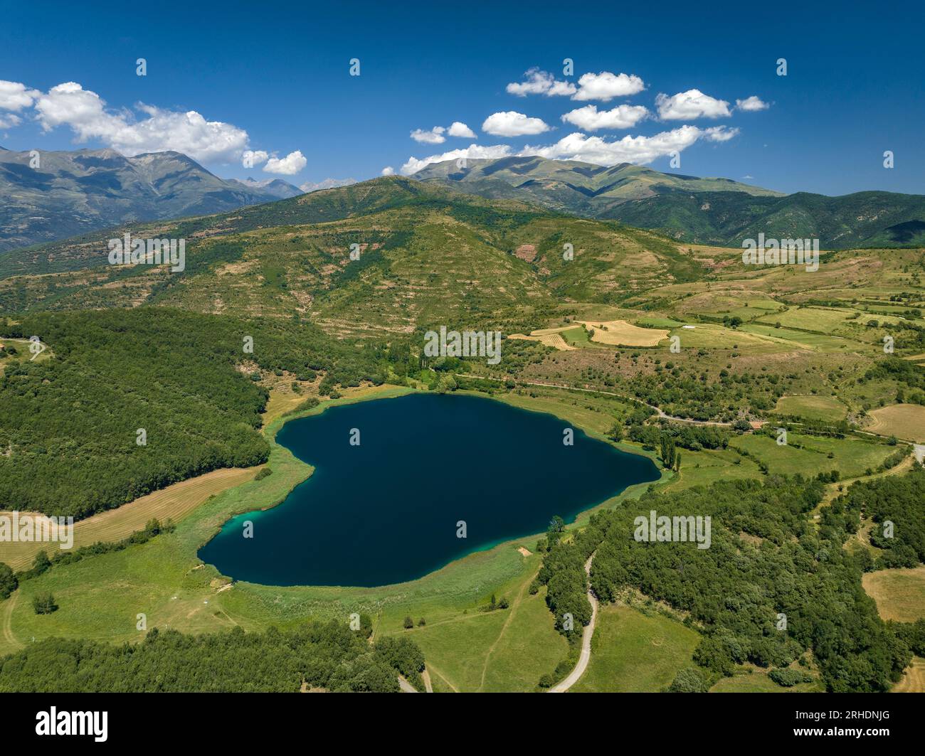 Luftaufnahme des Montcortès-Sees an einem Sommernachmittag (Pallars Sobirà, Lleida, Katalonien, Spanien, Pyrenäen) ESP: Vista aérea del lago de Montcortès Stockfoto