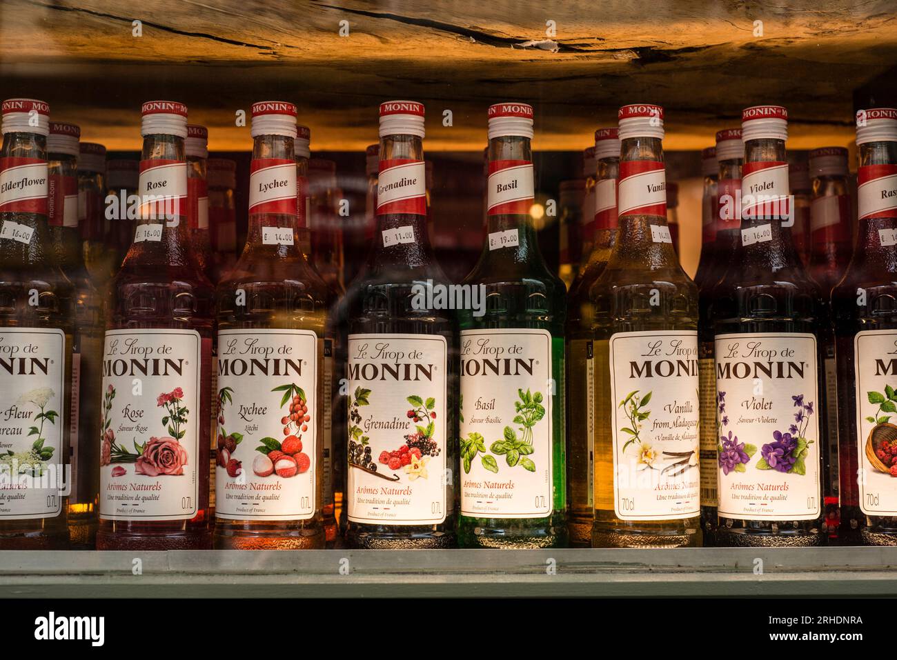 Le Sirop de MONIN Flaschenfenster, Sete, Herault, Occitanie, Frankreich Stockfoto
