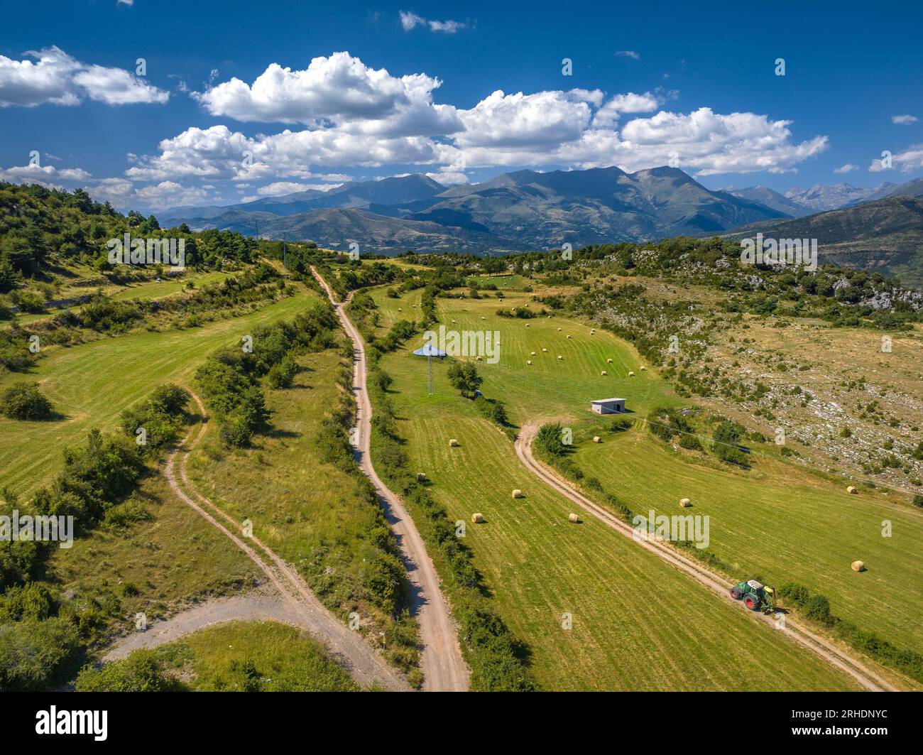 Die Felder im Sommer in Baix Pallars aus der Vogelperspektive. Im Hintergrund die Berge des Vall Fosca-Tals (Pallars Sobirà, Lleida, Katalonien, Spanien) Stockfoto