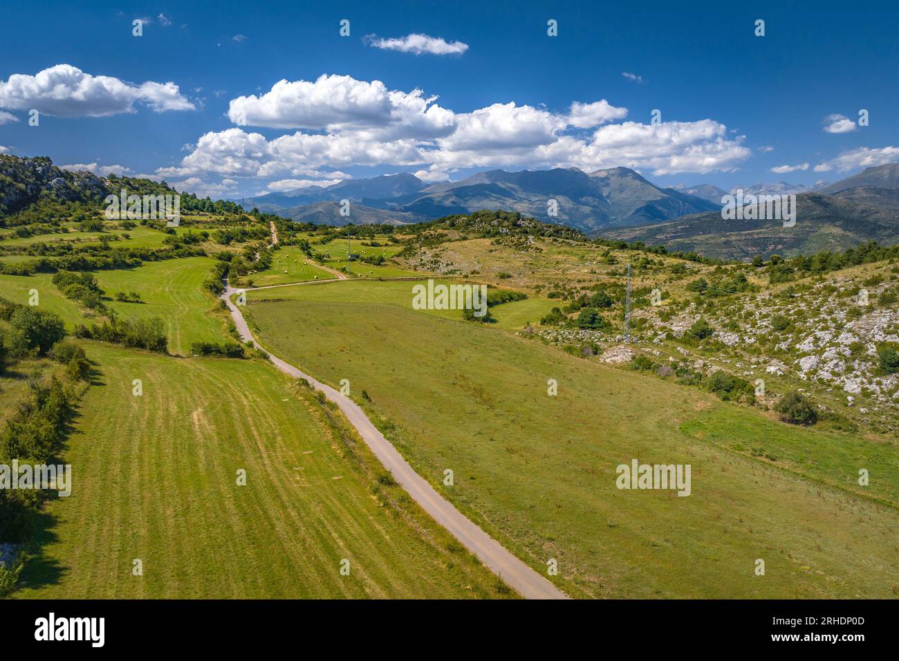 Die Felder im Sommer in Baix Pallars aus der Vogelperspektive. Im Hintergrund die Berge des Vall Fosca-Tals (Pallars Sobirà, Lleida, Katalonien, Spanien) Stockfoto