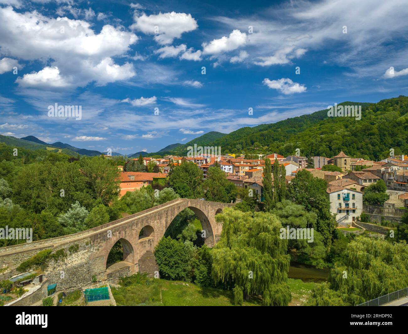 Luftaufnahme der alten Brücke über den Fluss Ter und der Stadt Sant Joan de les Abadesses (Ripollès, Girona, Katalonien, Spanien, Pyrenäen) Stockfoto