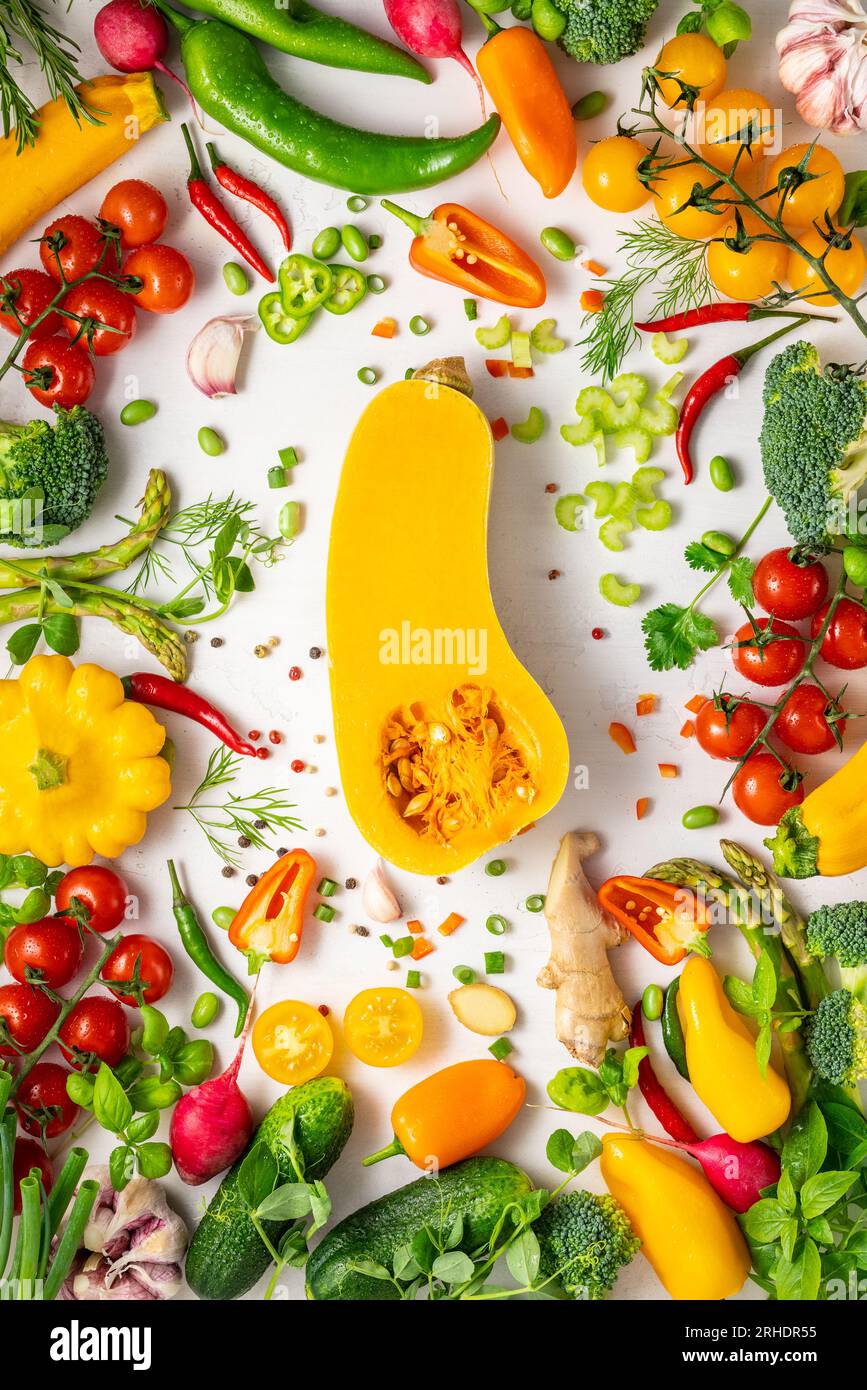 Frisches Gemüse und Kräuter auf weißem Hintergrund. Gesundes, sauberes Essen, vegetarisches oder Diät-Food-Konzept.Food-Rahmen. Draufsicht, Kopierbereich. Stockfoto