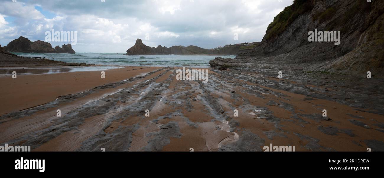 Plage à Liencrès dans la tempête (Piélagos, Pays basque espagnol, Espagne) Stockfoto