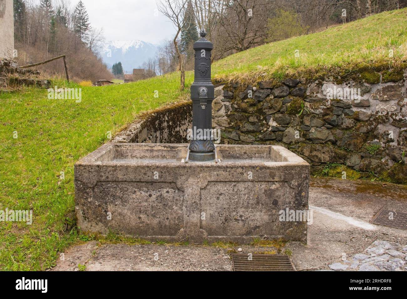 Ein Trinkwasserbrunnen im Bergdorf Magnanins in der Nähe von Rigolato in Carnia, Friaul-Julisch Venetien, N.E. Italien. Bekannt als La Fontano de Gjiado Stockfoto