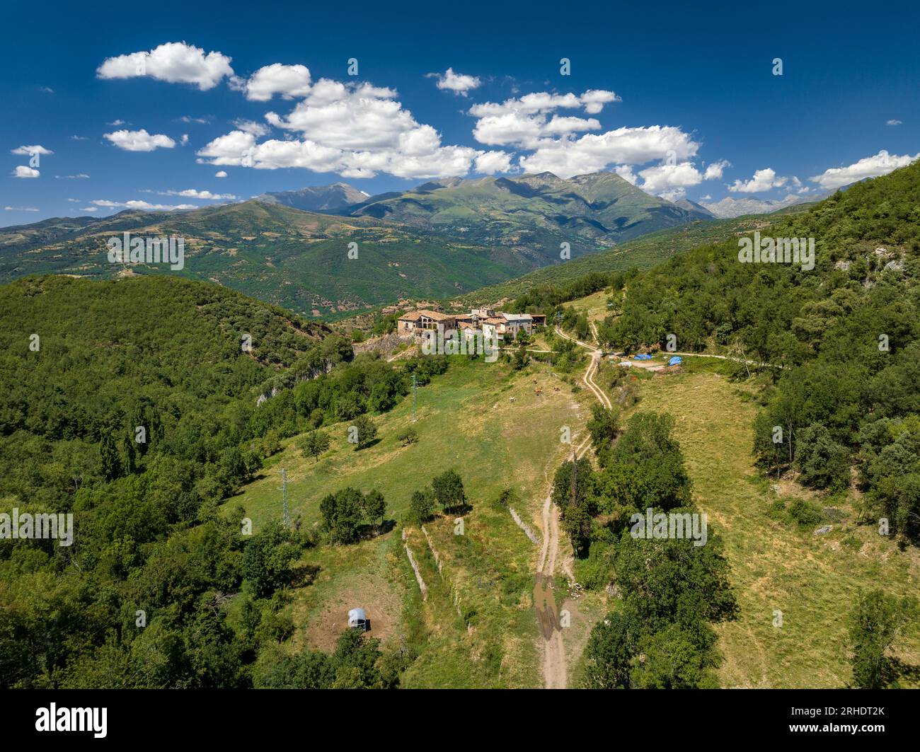 Blick aus der Vogelperspektive auf das Dorf Mentui und die Berglandschaft des Vall Fosca-Tals (Lleida, Katalonien, Spanien, Pyrenäen) Stockfoto