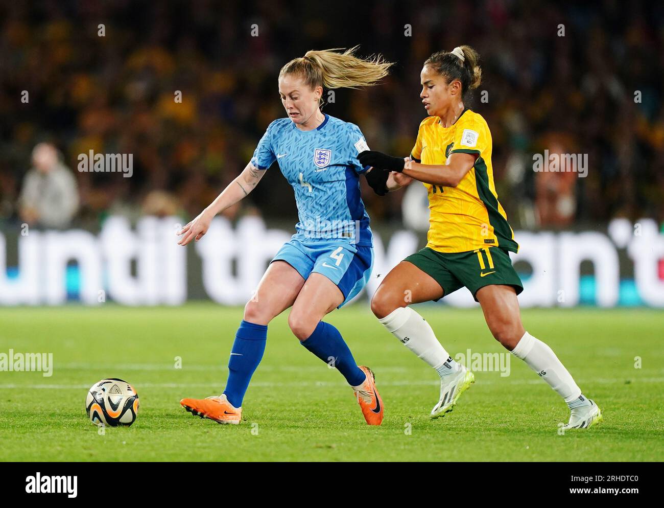 Keira Walsh aus England und Mary Fowler aus Australien (rechts) kämpfen beim Halbfinalspiel der FIFA Women's World Cup im Stadium Australia, Sydney, um den Ball. Bilddatum: Mittwoch, 16. August 2023. Stockfoto