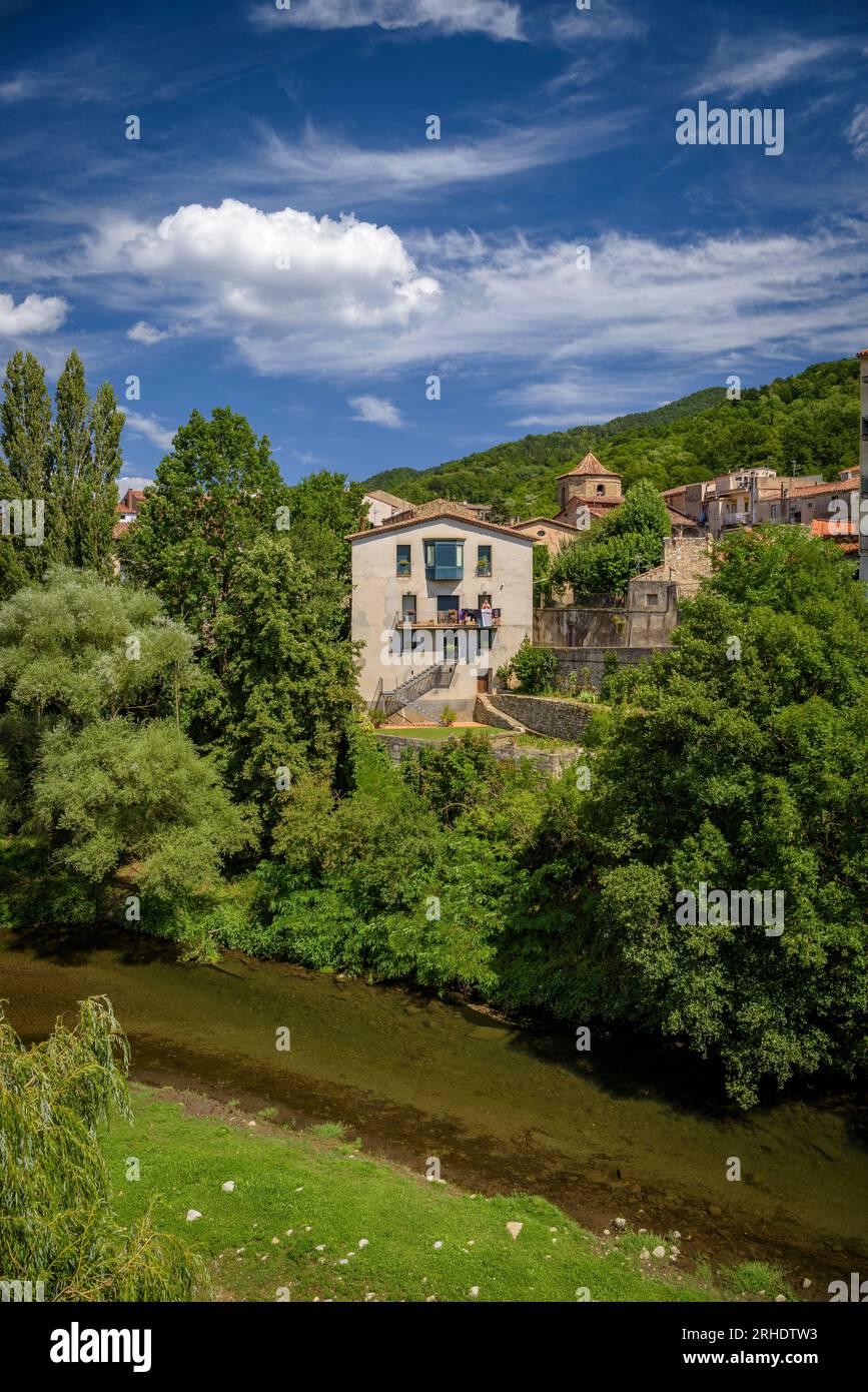 Glockenturm des Klosters Sant Joan de les Abadesses über der Stadt und am Ufer des Flusses Ter, Ripollès Girona, Katalonien, Spanien, Pyrenäen Stockfoto