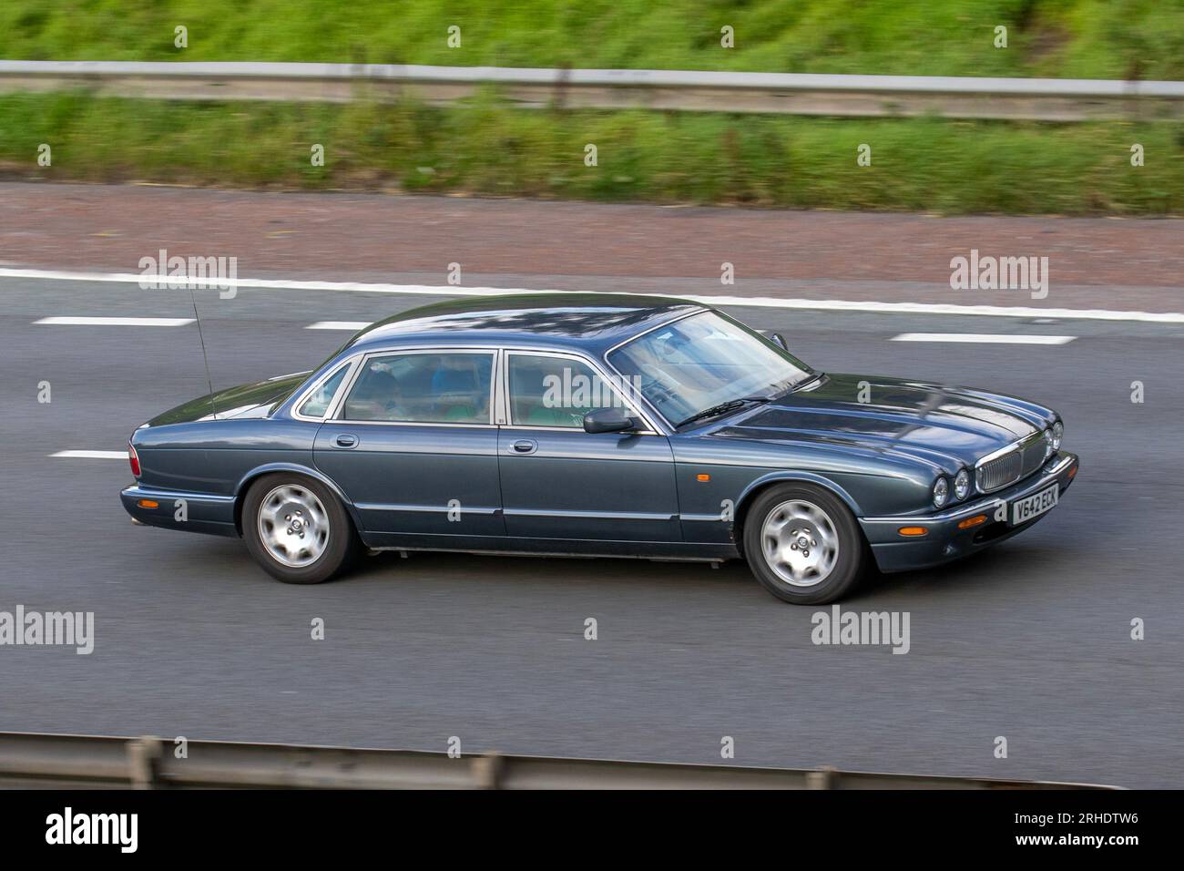 1999 90er Jahre Grau Jaguar Sovereign V8 Auto XJ8 SWB Auto Limousine Benzin 3996 ccm Fahrt mit Geschwindigkeit auf der Autobahn M6 im Großraum Manchester, Großbritannien Stockfoto